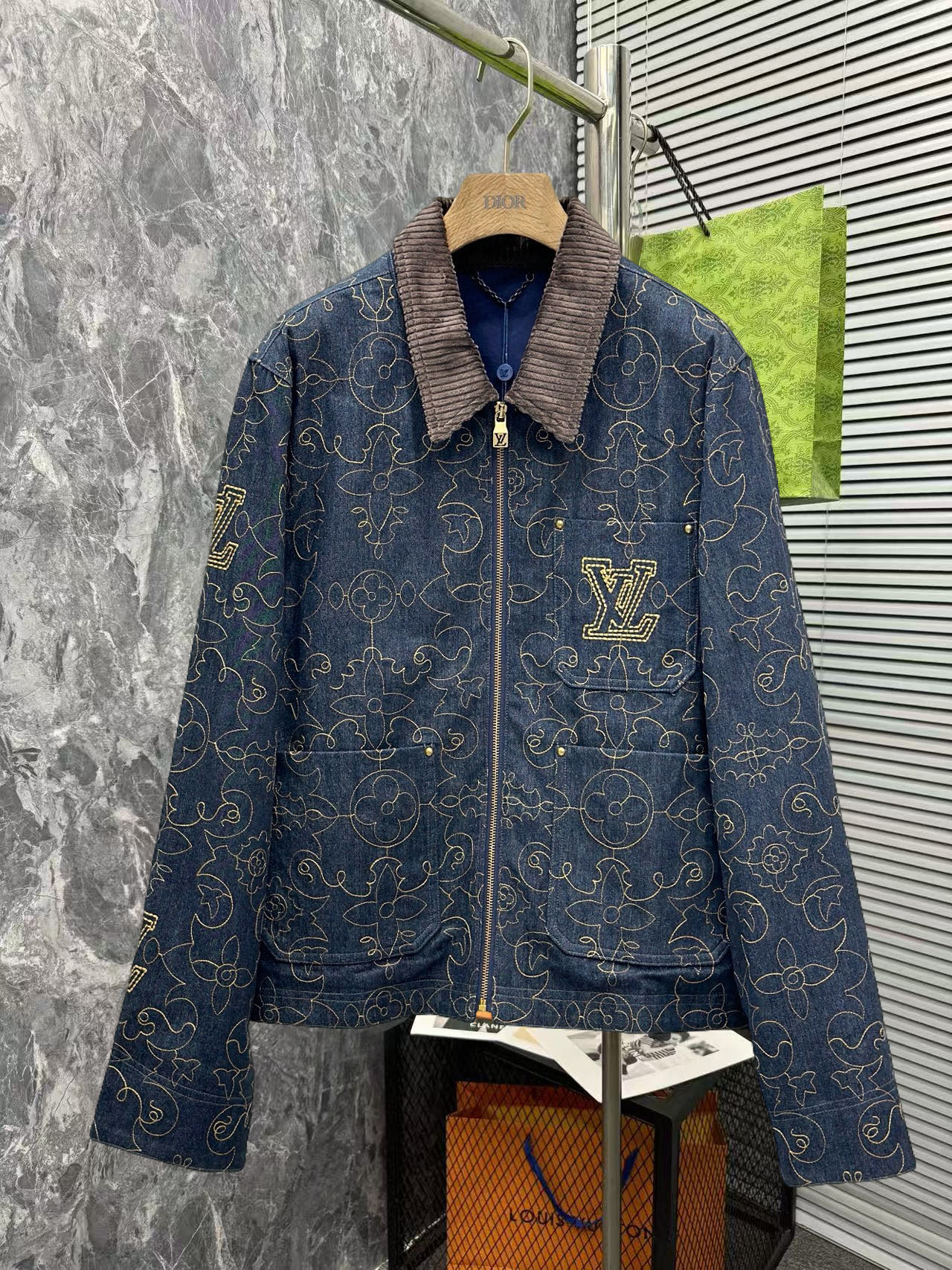 NO:526128,The same model on the official website of LV, complete three standards, and is released in advance. 2025ss autumn and winter new men's jacket, original single three standards, high-end version. Customized fabrics for counters, breathable and comfortable, impeccable details, brand elements design concept, reflecting high quality. The feel is delicate and soft, presenting casual cut, and the upper body style is superb. Number of sizes M~3XL,,,louis vuitton, jackets & coats, jackets & coats, alexander wang19860909LV 官网同款,三标齐全,提前发售 2025ss秋冬新款男士夹克外套,原单三标齐全高端版本 专柜定制面料 透气舒适度高,细节无可挑剔,品牌元素设计理念,体现高品质.手感细腻柔软 呈现休闲裁剪,上身版型超赞 码数M～3XL,,,louis vuitton,jackets & coats,jackets & coats,alexander wang,Men's clothing