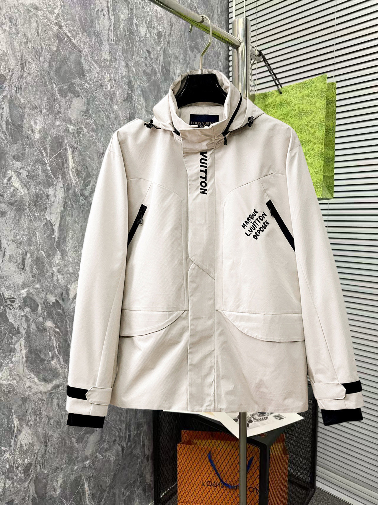 NO:526131,The same style on the official website of LV, complete three standards, and is released in advance. 2025ss autumn and winter new men's jacket, original single three standards, high-end version, customized counter fabric, breathable and comfortable, impeccable details, brand element design concept, reflecting high quality. The feel is delicate and soft, presents casual cut, and the upper body style is superb. Number of sizes M~3XL,,,louis vuitton, jackets & coats, jackets & coats, alexander wang19860909LV官网同款,三标齐全,提前发售 2025ss秋冬新款男士夹克外套,原单三标齐全高端版本 专柜定制面料 透气舒适度高,细节无可挑剔,品牌元素设计理念,体现高品质.手感细腻柔软 呈现休闲裁剪,上身版型超赞 码数M～3XL,,,louis vuitton,jackets & coats,jackets & coats,alexander wang,Men's clothing