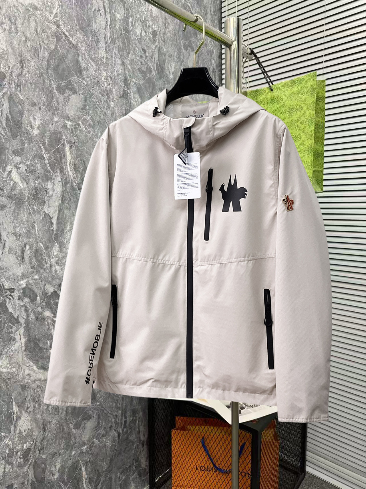 NO:526109,The same style on the official website of the hood, complete three standards, and is released in advance. The new men's jacket in autumn and winter, the original single three standards are complete and high-end version. Customized fabrics for counters, breathable and comfortable, impeccable details, brand elements design concept, reflecting high quality. The feel is delicate and soft, presenting casual cut, and the upper body style is superb. Number of sizes M~3XL,,,Moncler, jackets & coats, jackets & coats, alexander wang19860909蒙口官网同款,三标齐全,提前发售 2025ss秋冬新款男士夹克外套,原单三标齐全高端版本 专柜定制面料 透气舒适度高,细节无可挑剔,品牌元素设计理念,体现高品质.手感细腻柔软 呈现休闲裁剪,上身版型超赞 码数M～3XL,,,Moncler,jackets & coats,jackets & coats,alexander wang,Men's clothing