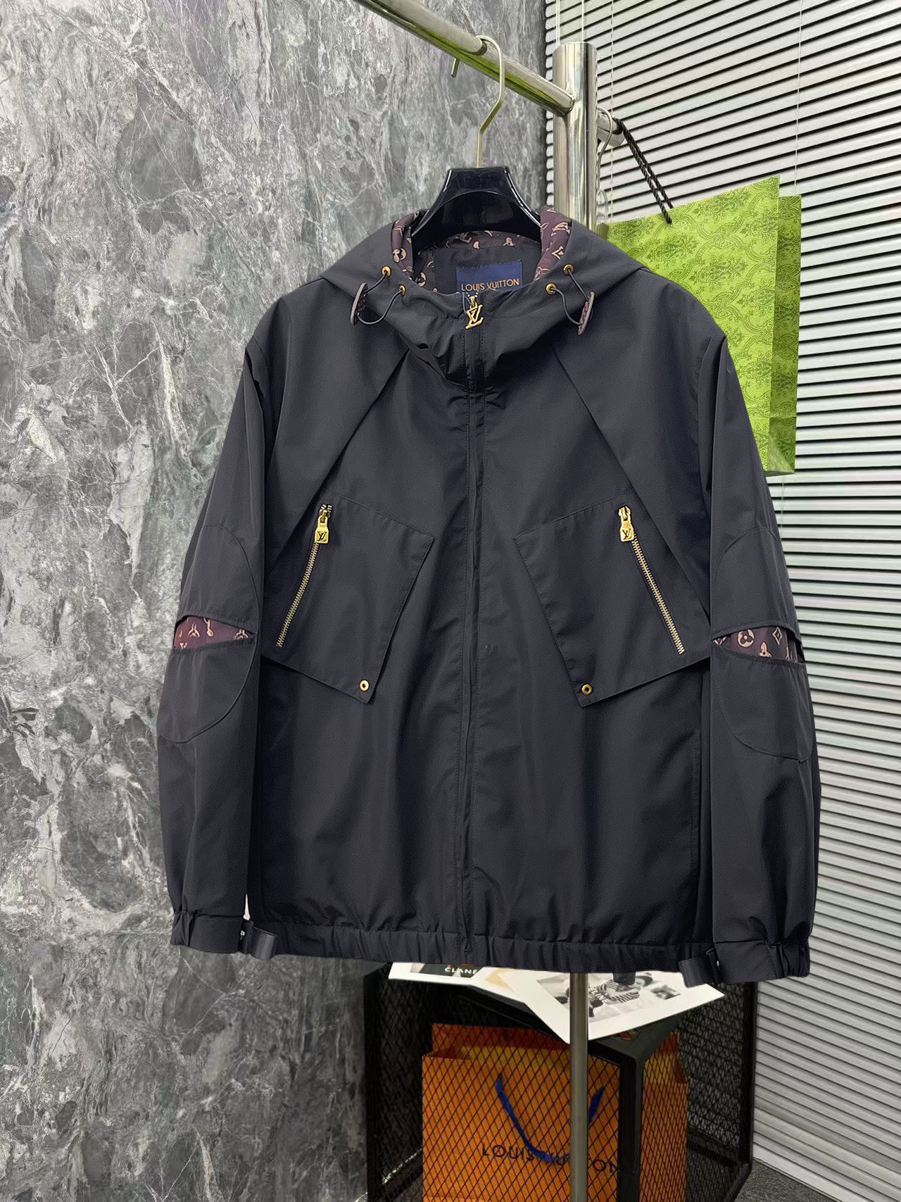 NO:526112,The same style on the official website of LV, complete three standards, and is released in advance. 2025ss autumn and winter new men's jacket, original single three standards, high-end version, customized counter fabric, breathable and comfortable, impeccable details, brand element design concept, reflecting high quality. The feel is delicate and soft, presents casual cut, and the upper body style is superb. Number of sizes M~3XL,,,louis vuitton, jackets & coats, jackets & coats, alexander wang19860909LV官网同款,三标齐全,提前发售 2025ss秋冬新款男士夹克外套,原单三标齐全高端版本 专柜定制面料 透气舒适度高,细节无可挑剔,品牌元素设计理念,体现高品质.手感细腻柔软 呈现休闲裁剪,上身版型超赞 码数M～3XL,,,louis vuitton,jackets & coats,jackets & coats,alexander wang,Men's clothing