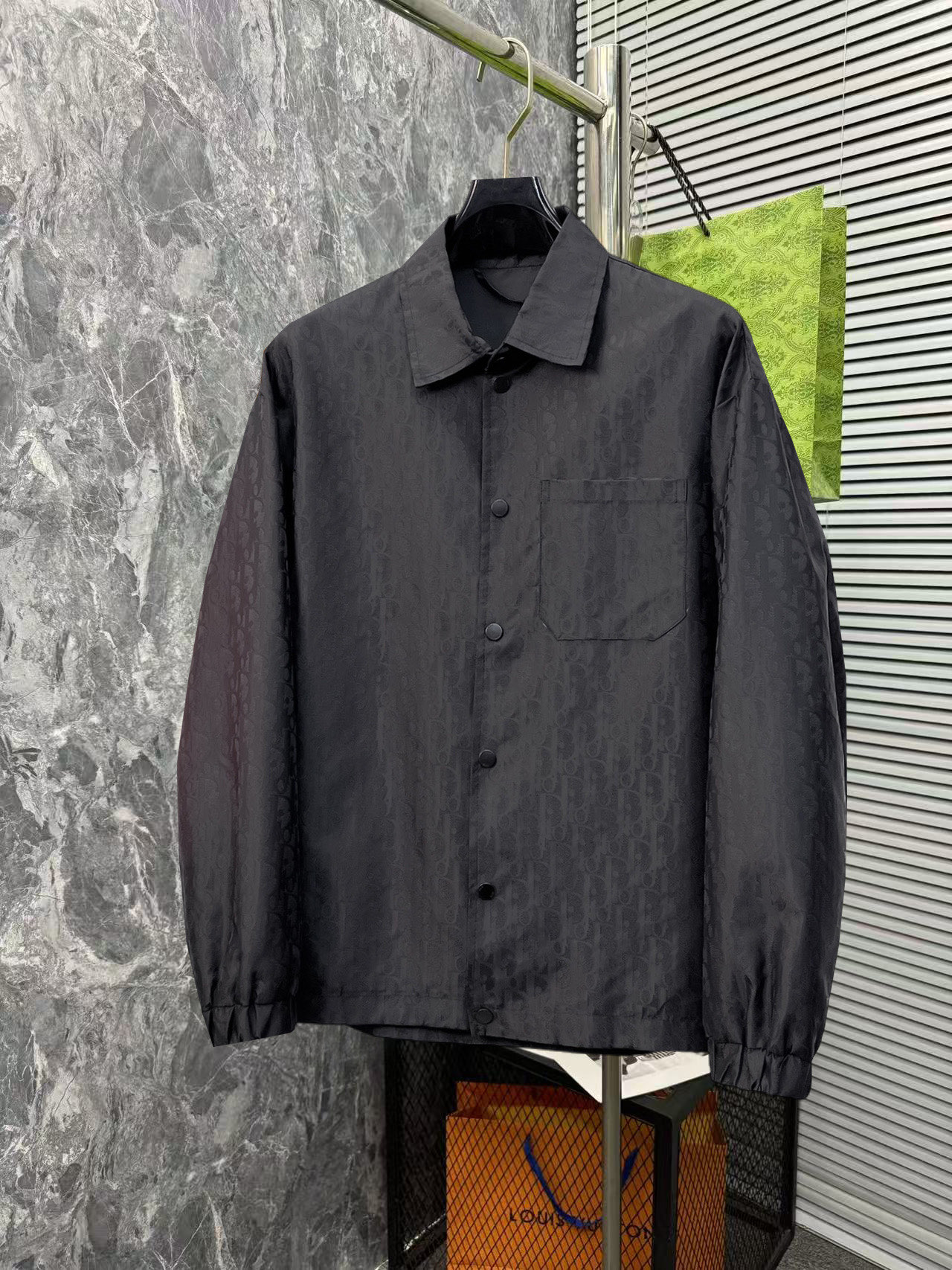 NO:526115,Dior's official website has the same style, complete three standards, and is released in advance. 2025ss autumn and winter new men's jacket, original single three standards, high-end version, customized counter fabric, breathable and comfortable, impeccable details, brand element design concept, reflecting high quality. The feel is delicate and soft, presents casual cut, and the upper body style is superb. Number of sizes M~3XL,,,dior, jackets & coats, jackets & coats, alexander wang19860909迪奥官网同款,三标齐全,提前发售 2025ss秋冬新款男士夹克外套,原单三标齐全高端版本 专柜定制面料 透气舒适度高,细节无可挑剔,品牌元素设计理念,体现高品质.手感细腻柔软 呈现休闲裁剪,上身版型超赞 码数M～3XL,,,dior,jackets & coats,jackets & coats,alexander wang,Men's clothing