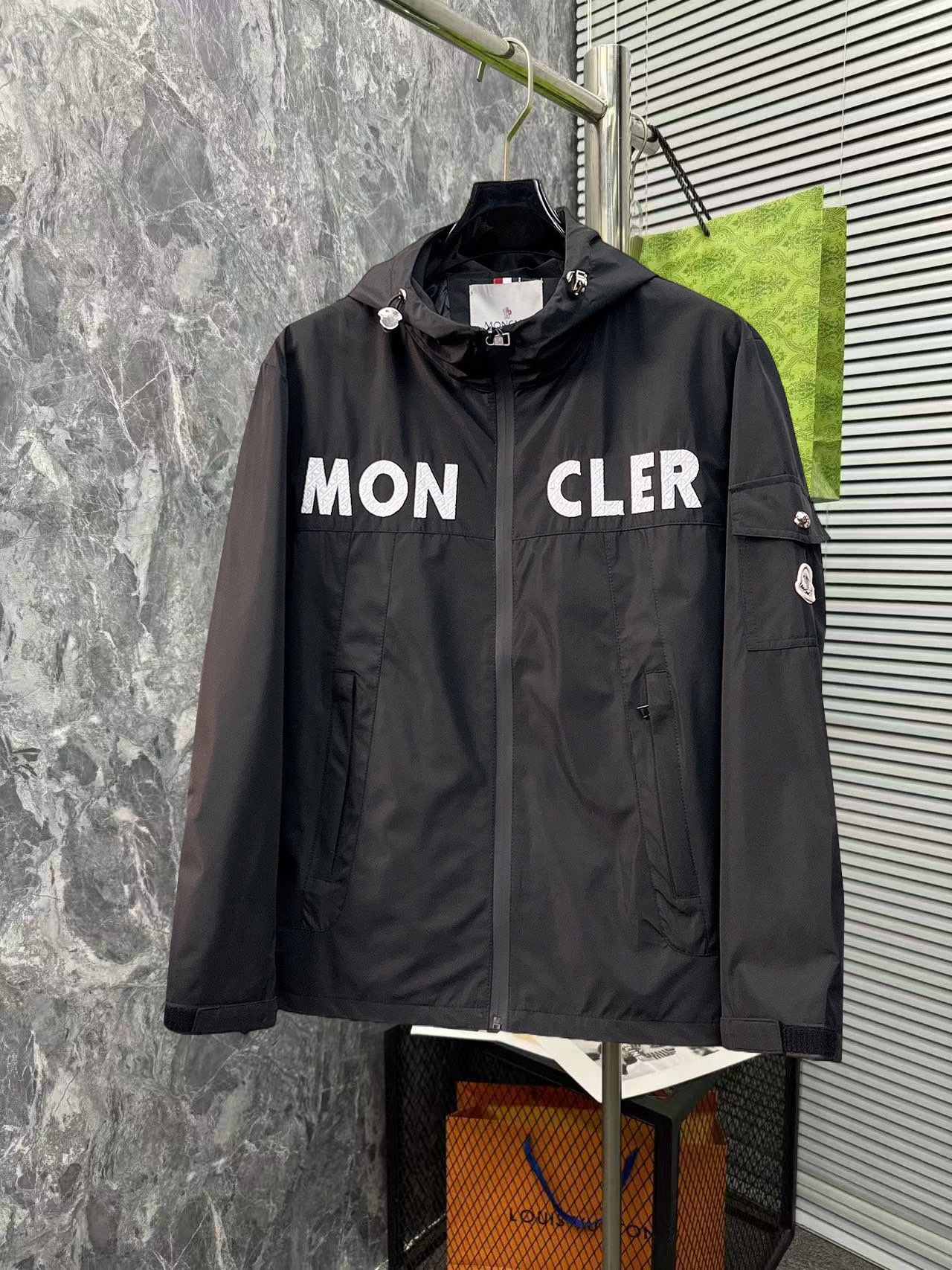 NO:526118,The same style on the official website, complete three standards, and is available in advance. The new men's jacket for autumn and winter 2025ss autumn and winter, double-sided original single three standards, high-end version. Customized counter fabrics, breathable and comfortable, impeccable details, brand elements design concept, reflect high quality. The feel is delicate and soft, presents casual cut, and the upper body style is superb. Number of sizes M~3XL,,,Moncler, jackets & coats, jackets & coats, alexander wang19860909蒙口 官网同款,三标齐全,提前发售 2025ss秋冬新款男士夹克外套,双面穿原单三标齐全高端版本 专柜定制面料 透气舒适度高,细节无可挑剔,品牌元素设计理念,体现高品质.手感细腻柔软 呈现休闲裁剪,上身版型超赞 码数M～3XL,,,Moncler,jackets & coats,jackets & coats,alexander wang,Men's clothing