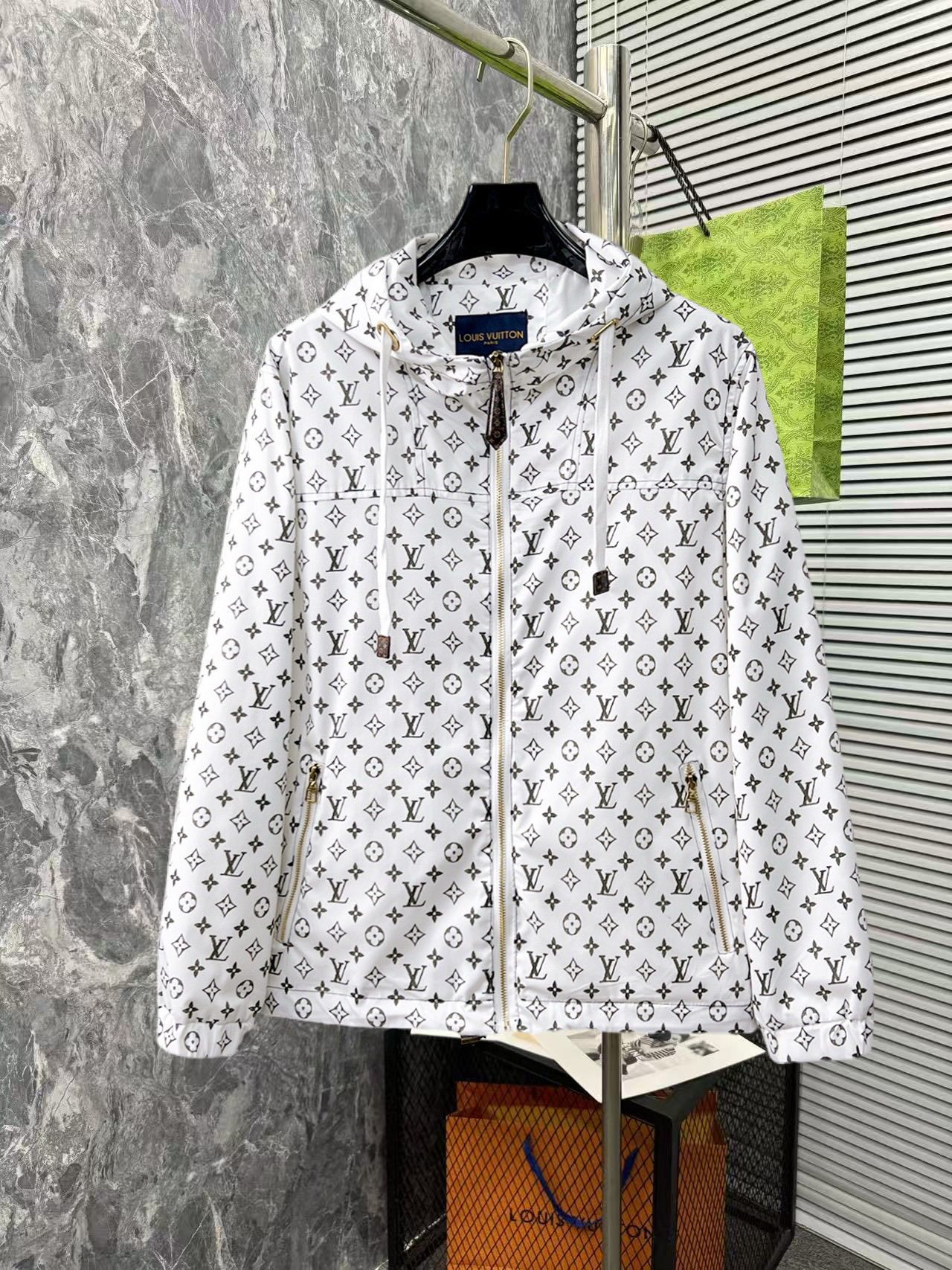 NO:526123,The same style on the official website of LV, complete three standards, and is released in advance. 2025ss autumn and winter new men's jacket, original single three standards, high-end version, customized counter fabric, breathable and comfortable, impeccable details, brand element design concept, reflecting high quality. The feel is delicate and soft, presents casual cut, and the upper body style is superb. Number of sizes M~3XL,,,louis vuitton, jackets & coats, jackets & coats, alexander wang19860909LV官网同款,三标齐全,提前发售 2025ss秋冬新款男士夹克外套,原单三标齐全高端版本 专柜定制面料 透气舒适度高,细节无可挑剔,品牌元素设计理念,体现高品质.手感细腻柔软 呈现休闲裁剪,上身版型超赞 码数M～3XL,,,louis vuitton,jackets & coats,jackets & coats,alexander wang,Men's clothing