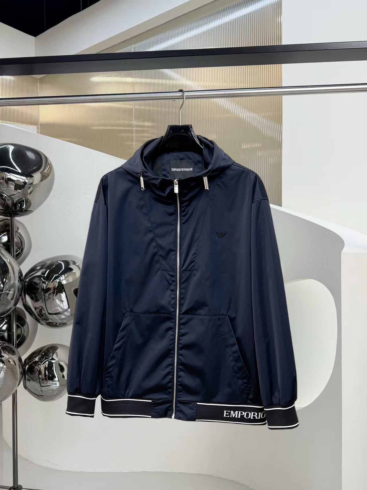 NO:525012,Armani official website has the same style, complete three standards, and is released in advance. 2025ss autumn and winter new men's jacket, original single three standards, high-end version, customized counter fabric, breathable and comfortable, impeccable details, brand element design concept, reflecting high quality. The feel is delicate and soft, presents casual cut, and the upper body style is superb. Number of sizes M~3XL,,,armani, jackets & coats, jackets & coats, alexander wang19860909阿玛尼官网同款,三标齐全,提前发售 2025ss秋冬新款男士夹克外套,原单三标齐全高端版本 专柜定制面料 透气舒适度高,细节无可挑剔,品牌元素设计理念,体现高品质.手感细腻柔软 呈现休闲裁剪,上身版型超赞 码数M～3XL,,,armani,jackets & coats,jackets & coats,alexander wang,Men's clothing