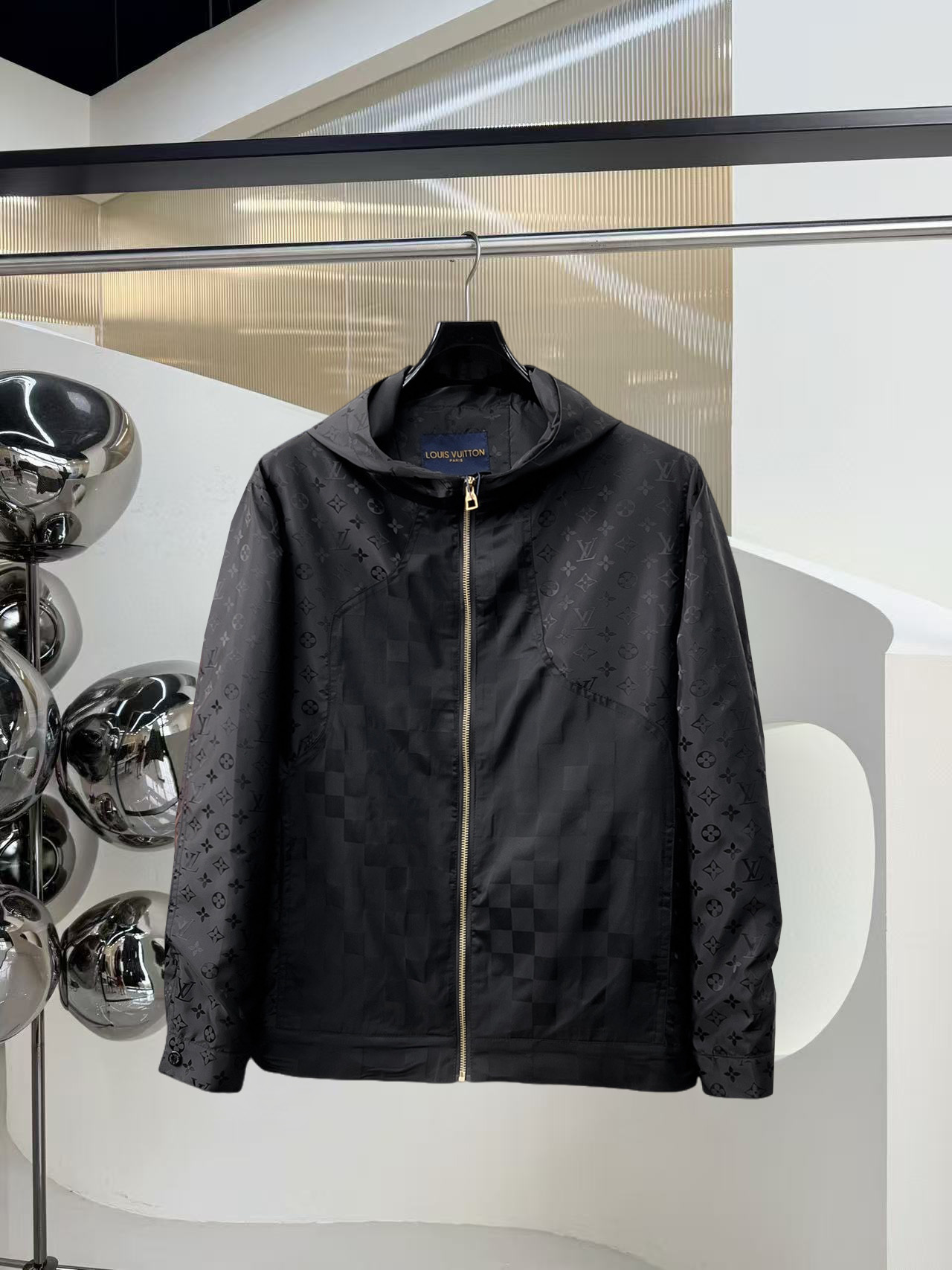 NO:525013,The same style on the official website of LV, complete three standards, and is released in advance. 2025ss autumn and winter new men's jacket, original single three standards, high-end version, customized counter fabric, breathable and comfortable, impeccable details, brand element design concept, reflecting high quality. The feel is delicate and soft, presents casual cut, and the upper body style is superb. Number of sizes M~3XL,,,louis vuitton, jackets & coats, jackets & coats, alexander wang19860909LV官网同款,三标齐全,提前发售 2025ss秋冬新款男士夹克外套,原单三标齐全高端版本 专柜定制面料 透气舒适度高,细节无可挑剔,品牌元素设计理念,体现高品质.手感细腻柔软 呈现休闲裁剪,上身版型超赞 码数M～3XL,,,louis vuitton,jackets & coats,jackets & coats,alexander wang,Men's clothing