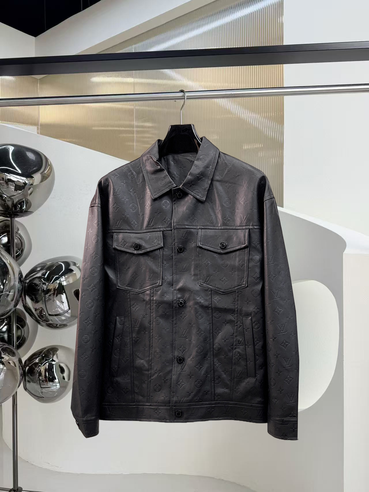 NO:525016,The same style on the official website of LV, complete three standards, and is released in advance. 2025 autumn and winter new men's jacket, original single three standards, high-end version, customized counter fabric, breathable and comfortable, impeccable details, brand element design concept, reflecting high quality. The feel is delicate and soft, presents casual cut, and the upper body style is superb. Number of sizes M~3XL,,louis vuitton, jackets & coats, jackets & coats, alexander wang19860909LV官网同款,三标齐全,提前发售 2025秋冬新款男士夹克外套, 原单三标齐全高端版本 专柜定制面料 透气舒适度高,细节无可挑剔,品牌元素设计理念,体现高品质.手感细腻柔软 呈现休闲裁剪,上身版型超赞 码数M～3XL,,louis vuitton,jackets & coats,jackets & coats,alexander wang,Men's clothing