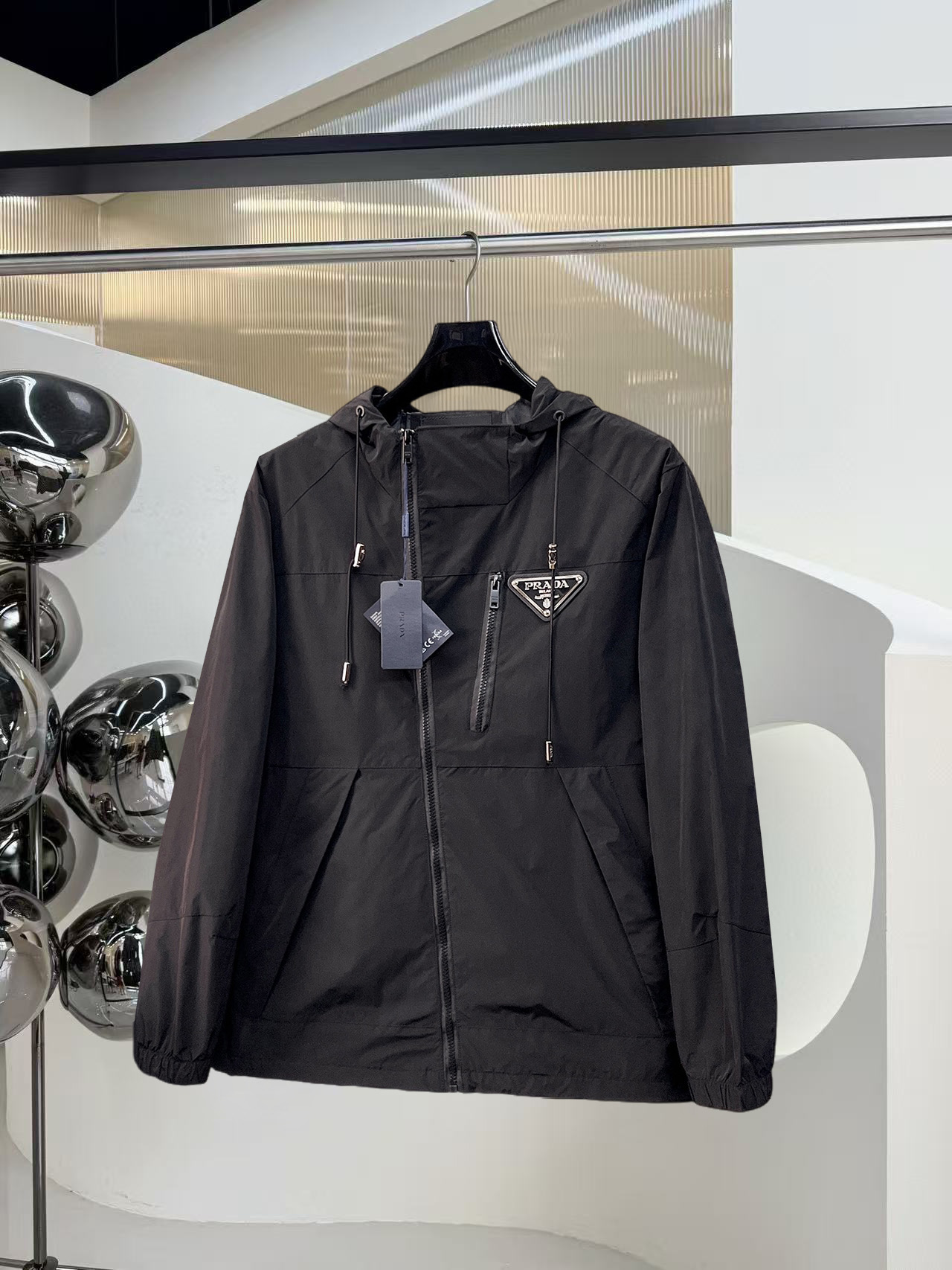 NO:525019,Prada's official website has the same style, complete three standards, and is available in advance. 2025ss autumn and winter new men's jacket, double-sided original single three standards, high-end version, customized counter fabric, breathable and comfortable, impeccable details, brand element design concept, reflecting high quality. The feel is delicate and soft, presents casual cut, and the upper body style is superb. Number of sizes M~3XL,,,prada, jackets & coats, jackets & coats, alexander wang19860909普拉达 官网同款,三标齐全,提前发售 2025ss秋冬新款男士夹克外套,双面穿原单三标齐全高端版本 专柜定制面料 透气舒适度高,细节无可挑剔,品牌元素设计理念,体现高品质.手感细腻柔软 呈现休闲裁剪,上身版型超赞 码数M～3XL,,,prada,jackets & coats,jackets & coats,alexander wang,Men's clothing