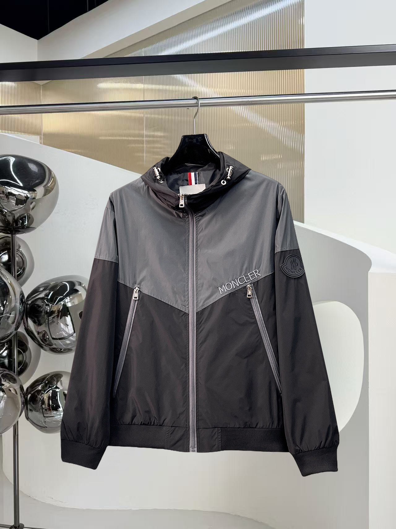 NO:525031,The same style on the official website, complete three standards, and is available in advance. The new men's jacket for autumn and winter 2025ss autumn and winter, double-sided original single three standards, high-end version. Customized counter fabrics, breathable and comfortable, impeccable details, brand elements design concept, reflect high quality. The feel is delicate and soft, presents casual cut, and the upper body style is superb. Number of sizes M~3XL,,,Moncler, jackets & coats, jackets & coats, alexander wang19860909蒙口 官网同款,三标齐全,提前发售 2025ss秋冬新款男士夹克外套,双面穿原单三标齐全高端版本 专柜定制面料 透气舒适度高,细节无可挑剔,品牌元素设计理念,体现高品质.手感细腻柔软 呈现休闲裁剪,上身版型超赞 码数M～3XL,,,Moncler,jackets & coats,jackets & coats,alexander wang,Men's clothing