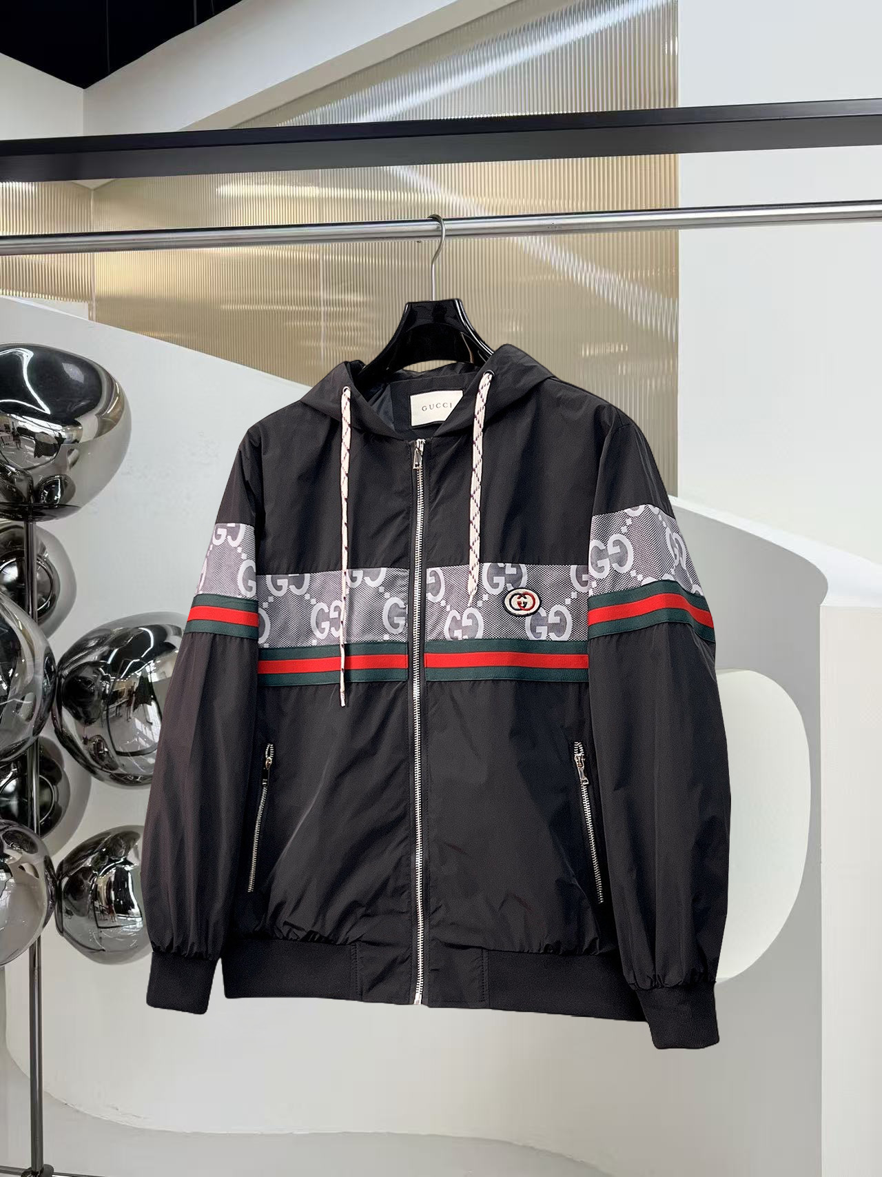 NO:525034,The same style on the official website of Guqi, complete three standards, and is released in advance. The new men's jacket for autumn and winter 2025ss autumn and winter, double-sided original single three standards, high-end version. Customized counter fabrics, breathable and comfortable, impeccable details, brand elements design concept, reflect high quality. The feel is delicate and soft, presents casual cut, and the upper body style is superb. Number of sizes M~3XL,,, jackets & coats, jackets & coats, alexander wang19860909古奇官网同款,三标齐全,提前发售 2025ss秋冬新款男士夹克外套,双面穿原单三标齐全高端版本 专柜定制面料 透气舒适度高,细节无可挑剔,品牌元素设计理念,体现高品质.手感细腻柔软 呈现休闲裁剪,上身版型超赞 码数M～3XL,,,jackets & coats,jackets & coats,alexander wang,Men's clothing