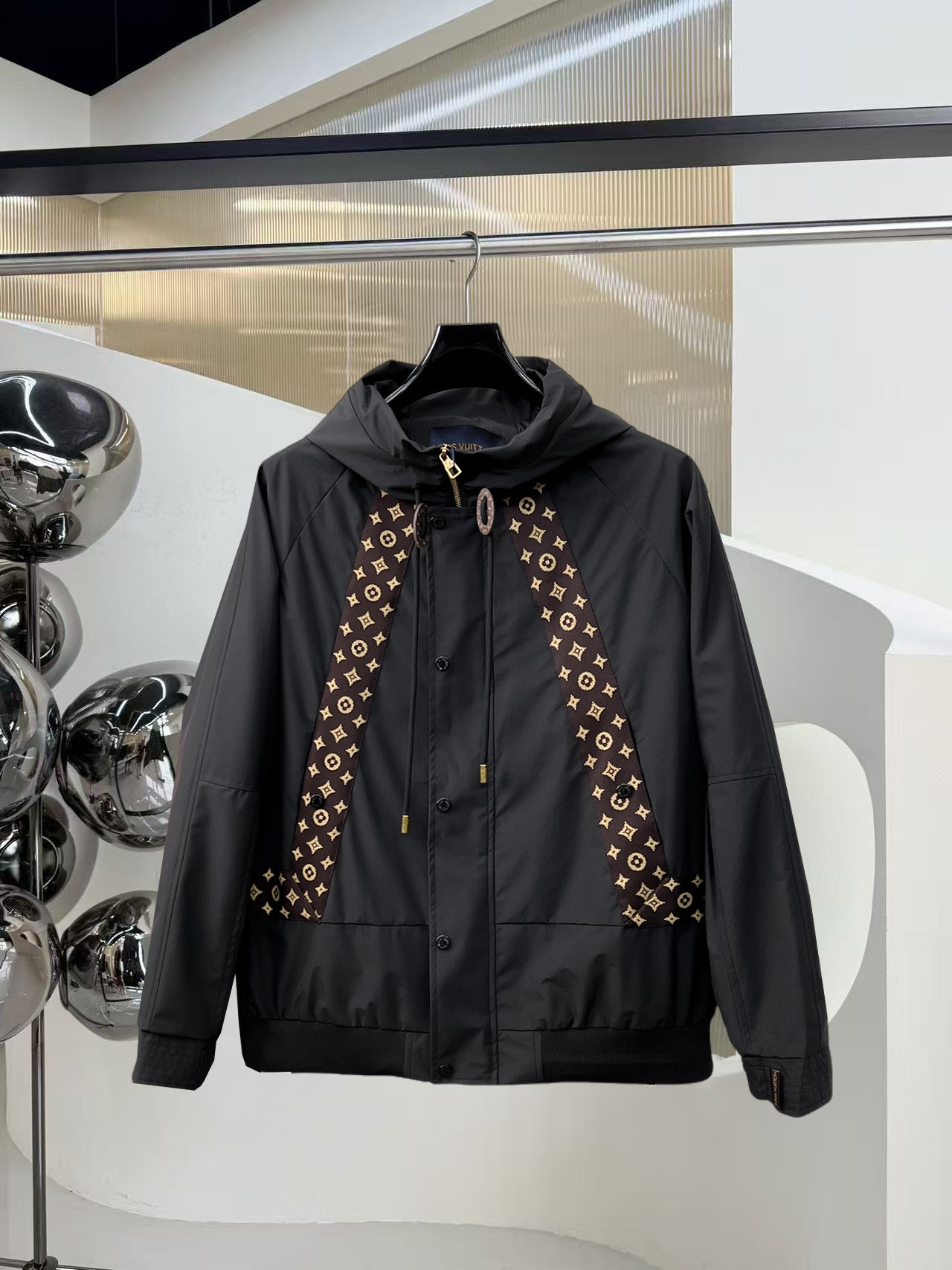 NO:525040,The same style on the official website of LV, complete three standards, and is released in advance. 2025ss autumn and winter new men's jacket, original single three standards, high-end version, customized counter fabric, breathable and comfortable, impeccable details, brand element design concept, reflecting high quality. The feel is delicate and soft, presents casual cut, and the upper body style is superb. Number of sizes M~3XL,,,louis vuitton, jackets & coats, jackets & coats, alexander wang19860909LV官网同款,三标齐全,提前发售 2025ss秋冬新款男士夹克外套,原单三标齐全高端版本 专柜定制面料 透气舒适度高,细节无可挑剔,品牌元素设计理念,体现高品质.手感细腻柔软 呈现休闲裁剪,上身版型超赞 码数M～3XL,,,louis vuitton,jackets & coats,jackets & coats,alexander wang,Men's clothing