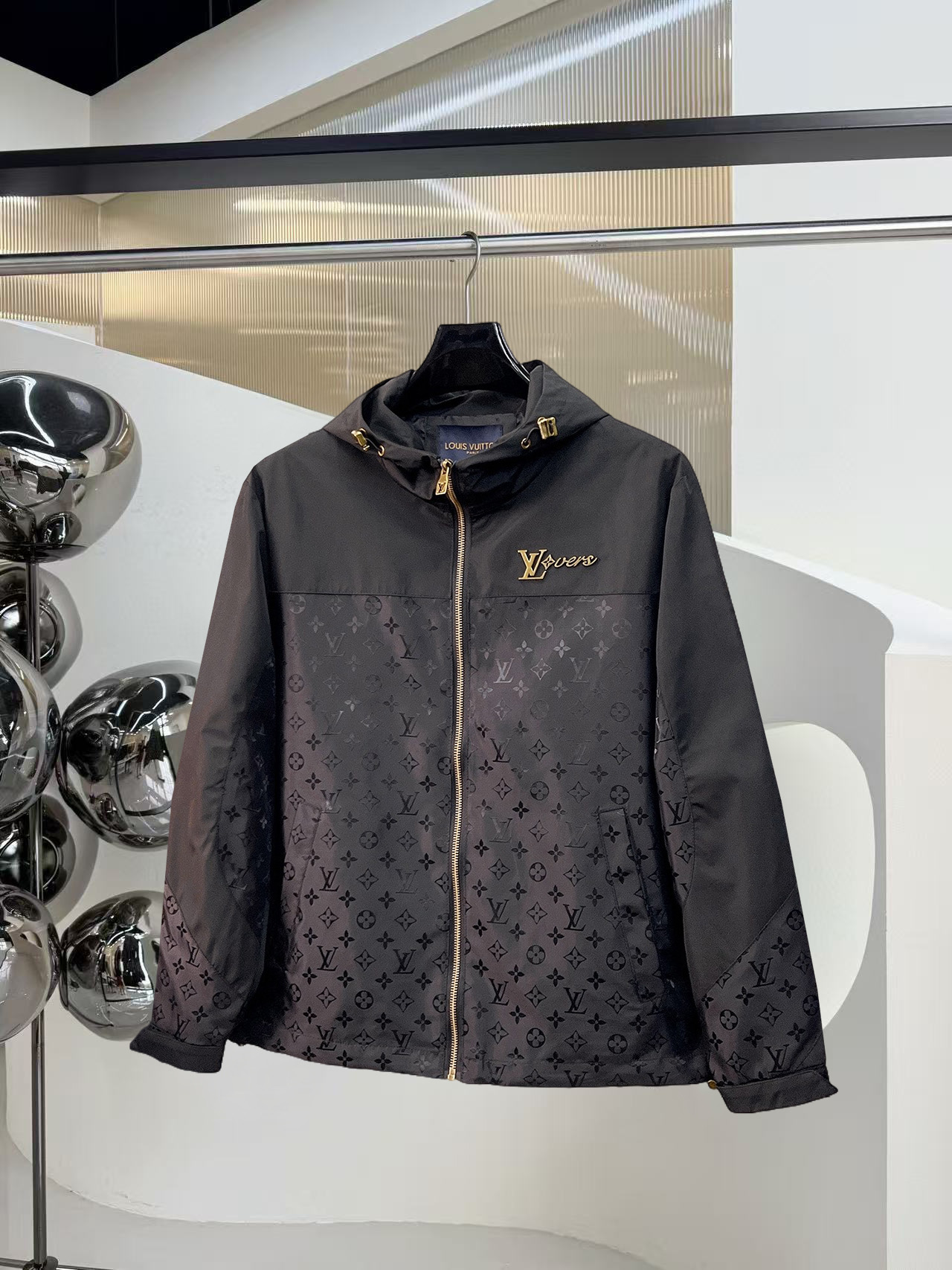 NO:525014,The same model on the official website of LV, complete three standards, and is released in advance. The new men's jacket for autumn and winter 2025ss autumn and winter, double-sided original single three standards, high-end version. Customized counter fabrics, breathable and comfortable, impeccable details, brand elements design concept, reflect high quality. The feel is delicate and soft, presents casual cut, and the upper body style is superb. Number of sizes M~3XL,,,louis vuitton, jackets & coats, jackets & coats, alexander wang19860909LV 官网同款,三标齐全,提前发售 2025ss秋冬新款男士夹克外套,双面穿原单三标齐全高端版本 专柜定制面料 透气舒适度高,细节无可挑剔,品牌元素设计理念,体现高品质.手感细腻柔软 呈现休闲裁剪,上身版型超赞 码数M～3XL,,,louis vuitton,jackets & coats,jackets & coats,alexander wang,Men's clothing