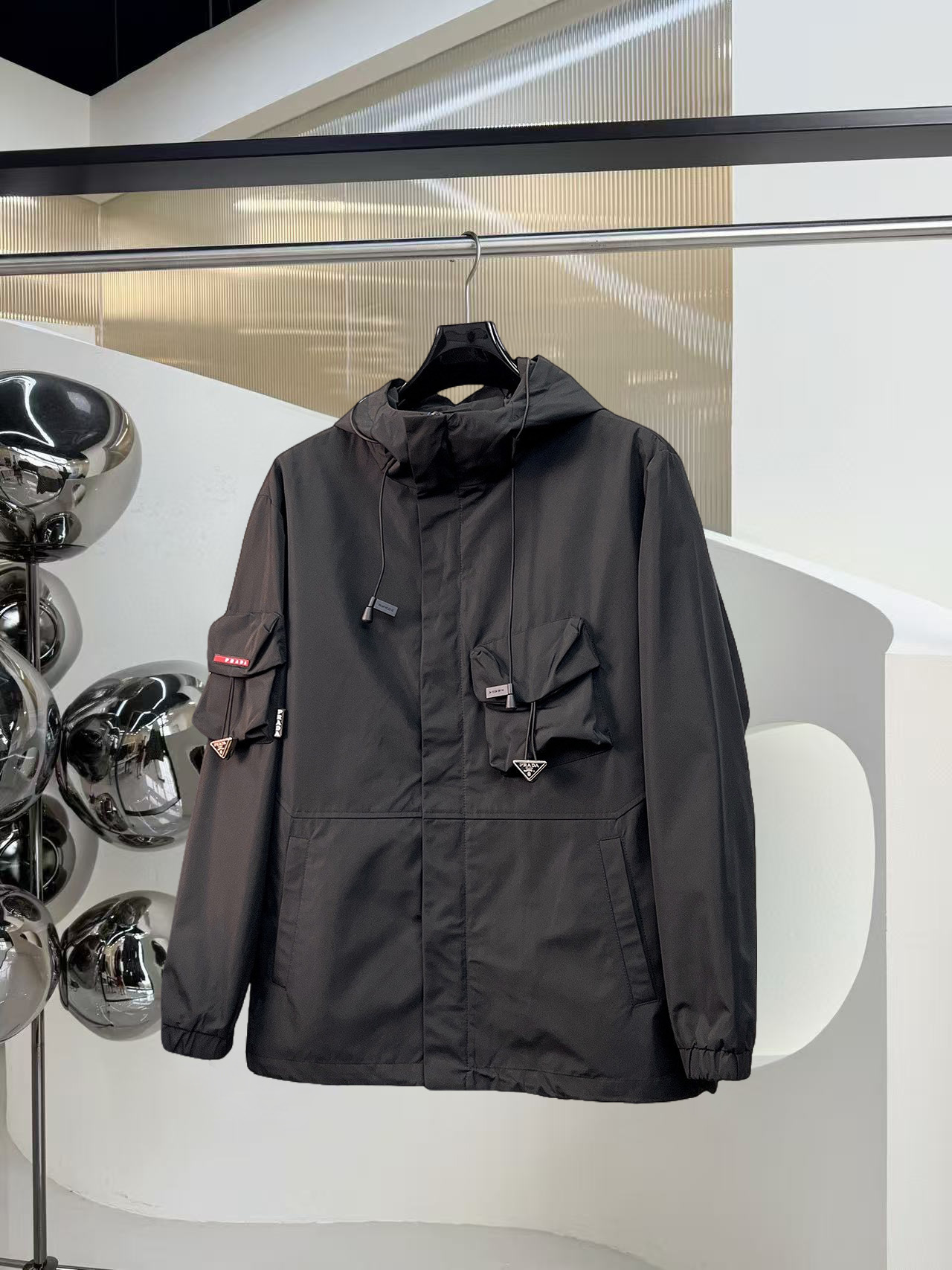 NO:525020,Prada's official website has the same style, complete three standards, and is available in advance. 2025ss autumn and winter new men's jacket, double-sided original single three standards, high-end version, customized counter fabric, breathable and comfortable, impeccable details, brand element design concept, reflecting high quality. The feel is delicate and soft, presents casual cut, and the upper body style is superb. Number of sizes M~3XL,,,prada, jackets & coats, jackets & coats, alexander wang19860909普拉达 官网同款,三标齐全,提前发售 2025ss秋冬新款男士夹克外套,双面穿原单三标齐全高端版本 专柜定制面料 透气舒适度高,细节无可挑剔,品牌元素设计理念,体现高品质.手感细腻柔软 呈现休闲裁剪,上身版型超赞 码数M～3XL,,,prada,jackets & coats,jackets & coats,alexander wang,Men's clothing