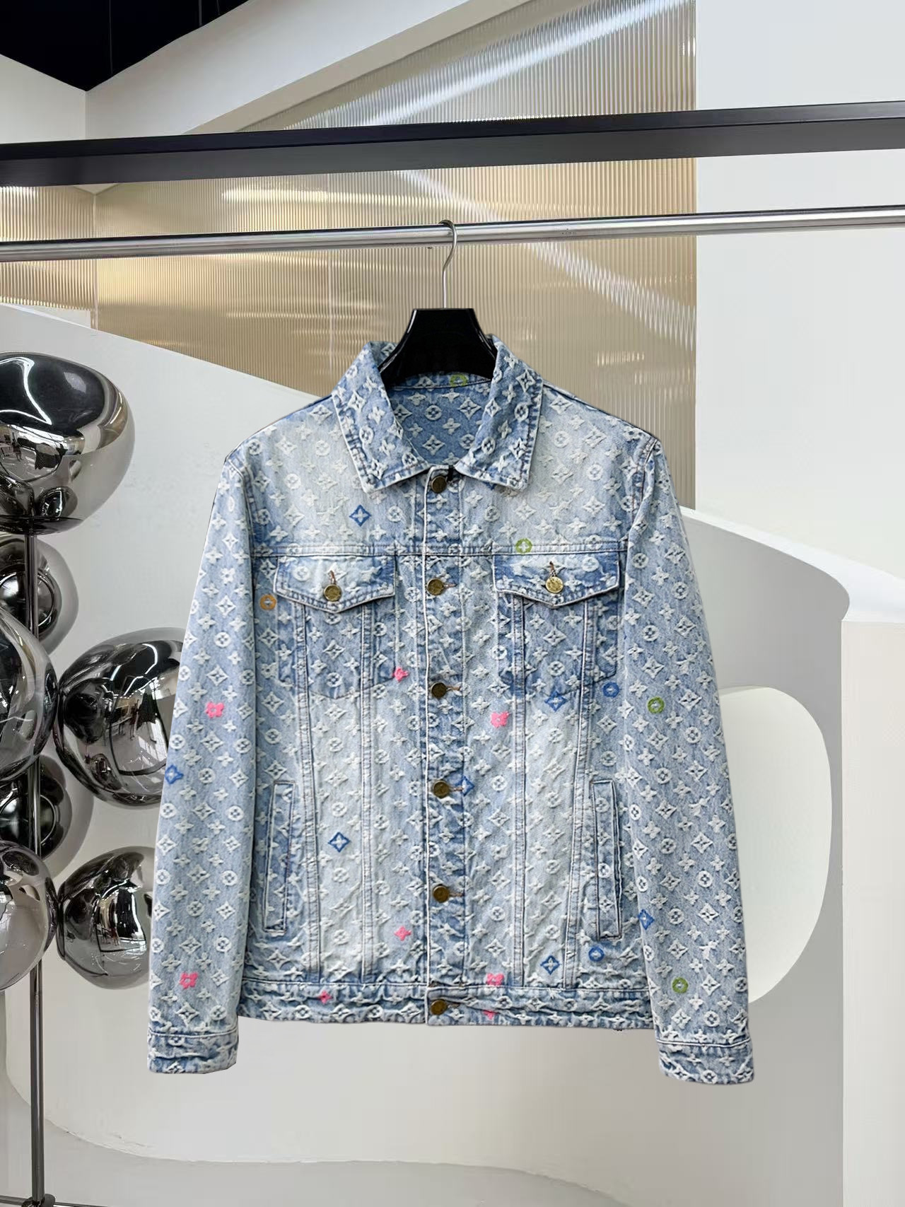 NO:525023,The same style on the official website of LV, complete three standards, and is released in advance. 2025ss autumn and winter new men's jacket, original single three standards, high-end version, counter custom fabric, breathable and comfortable, impeccable details, brand element design concept, reflecting high quality. The feel is delicate and soft, presents casual cut, and the upper body style is superb. Number of sizes M~3XL,,,louis vuitton, jackets & coats, jackets & coats, alexander wang19860909LV官网同款,三标齐全,提前发售 2025ss秋冬新款男士夹克外套,原单三标齐全高端版本 专柜定制面料 透气舒适度高,细节无可挑剔,品牌元素设计理念,体现高品质.手感细腻柔软 呈现休闲裁剪,上身版型超赞 码数M～3XL,,,louis vuitton,jackets & coats,jackets & coats,alexander wang,Men's clothing