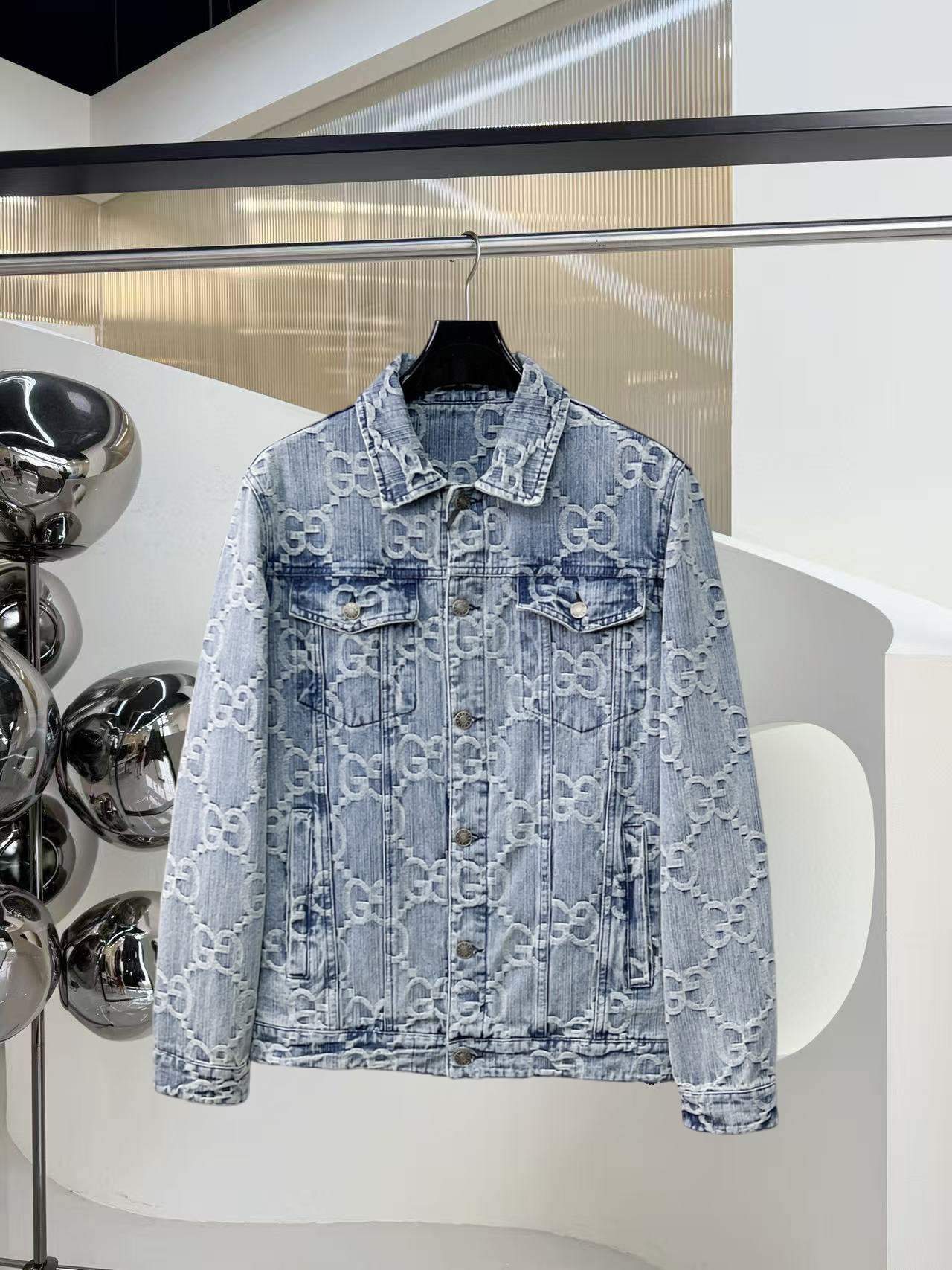 NO:525026,The same style on the official website of Guqi, complete three standards, and is released in advance. 2025ss autumn and winter new men's jacket, original single three standards, high-end version, customized counter fabric, breathable and comfortable, impeccable details, brand element design concept, reflecting high quality. The feel is delicate and soft, presents casual cut, and the upper body style is superb. Number of sizes M~3XL,,, jackets & coats, jackets & coats, alexander wang19860909古奇官网同款,三标齐全,提前发售 2025ss秋冬新款男士夹克外套,原单三标齐全高端版本 专柜定制面料 透气舒适度高,细节无可挑剔,品牌元素设计理念,体现高品质.手感细腻柔软 呈现休闲裁剪,上身版型超赞 码数M～3XL,,,jackets & coats,jackets & coats,alexander wang,Men's clothing