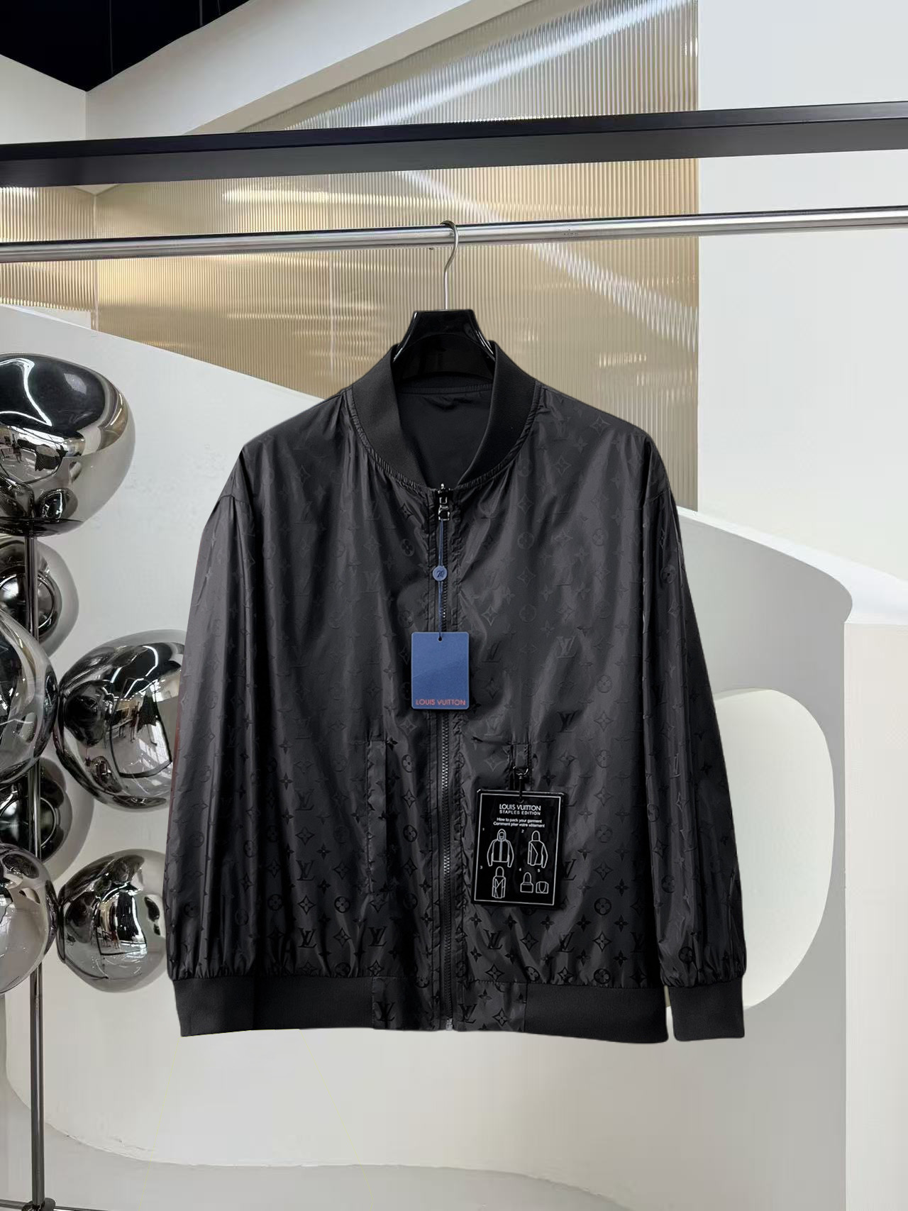 NO:525029,The same style on the official website of LV, complete three standards, and is released in advance. 2025ss autumn and winter new men's jacket, original single three standards, high-end version, customized counter fabric, breathable and comfortable, impeccable details, brand element design concept, reflecting high quality. The feel is delicate and soft, presents casual cut, and the upper body style is superb. Number of sizes M~3XL,,,louis vuitton, jackets & coats, jackets & coats, alexander wang19860909LV官网同款,三标齐全,提前发售 2025ss秋冬新款男士夹克外套,原单三标齐全高端版本 专柜定制面料 透气舒适度高,细节无可挑剔,品牌元素设计理念,体现高品质.手感细腻柔软 呈现休闲裁剪,上身版型超赞 码数M～3XL,,,louis vuitton,jackets & coats,jackets & coats,alexander wang,Men's clothing