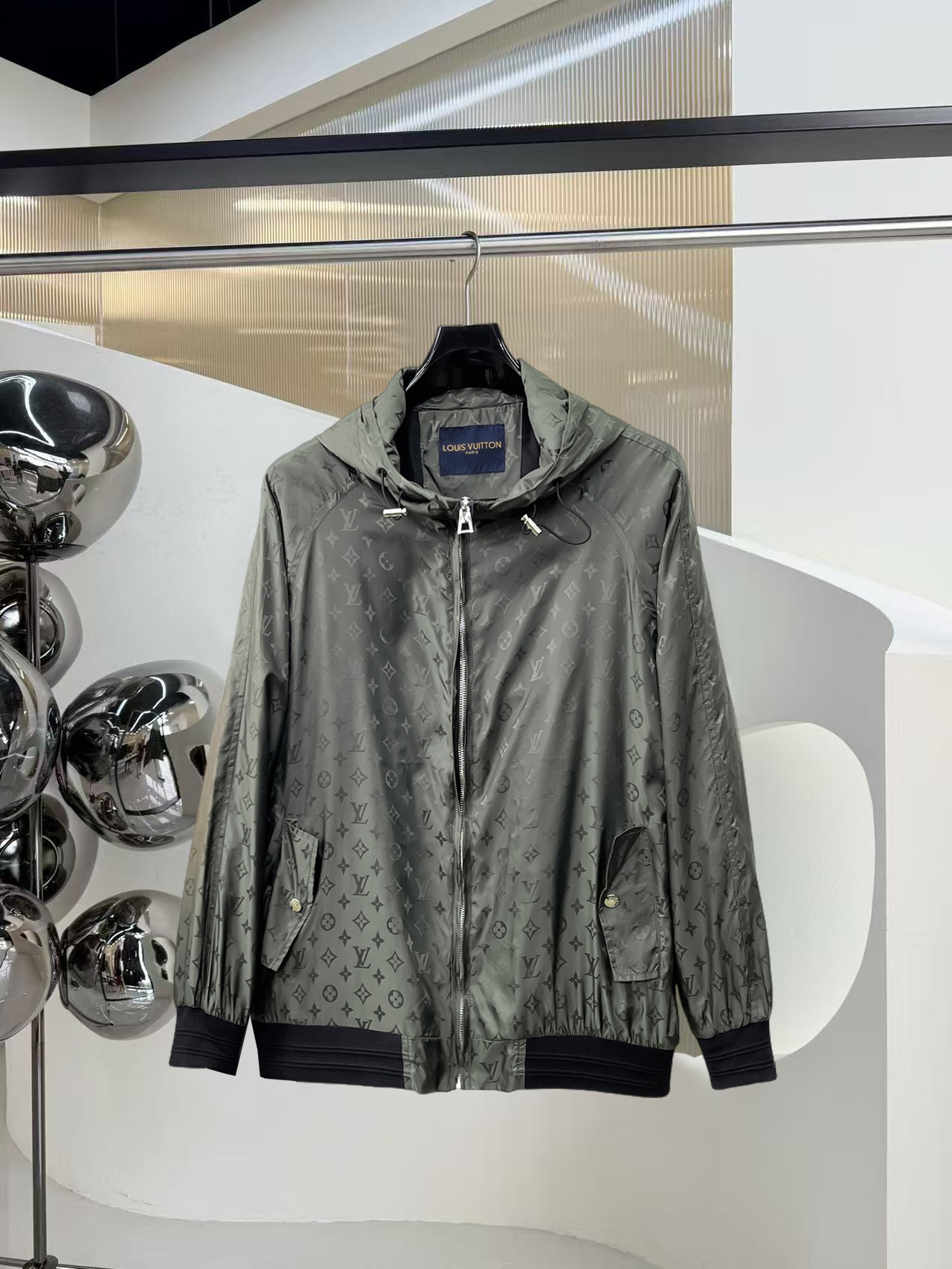 NO:525032,The same style on the official website of LV, complete three standards, and is released in advance. 2025ss autumn and winter new men's jacket, original single three standards, high-end version, customized counter fabric, breathable and comfortable, impeccable details, brand element design concept, reflecting high quality. The feel is delicate and soft, presents casual cut, and the upper body style is superb. Number of sizes M~3XL,,,louis vuitton, jackets & coats, jackets & coats, alexander wang19860909LV官网同款,三标齐全,提前发售 2025ss秋冬新款男士夹克外套,原单三标齐全高端版本 专柜定制面料 透气舒适度高,细节无可挑剔,品牌元素设计理念,体现高品质.手感细腻柔软 呈现休闲裁剪,上身版型超赞 码数M～3XL,,,louis vuitton,jackets & coats,jackets & coats,alexander wang,Men's clothing