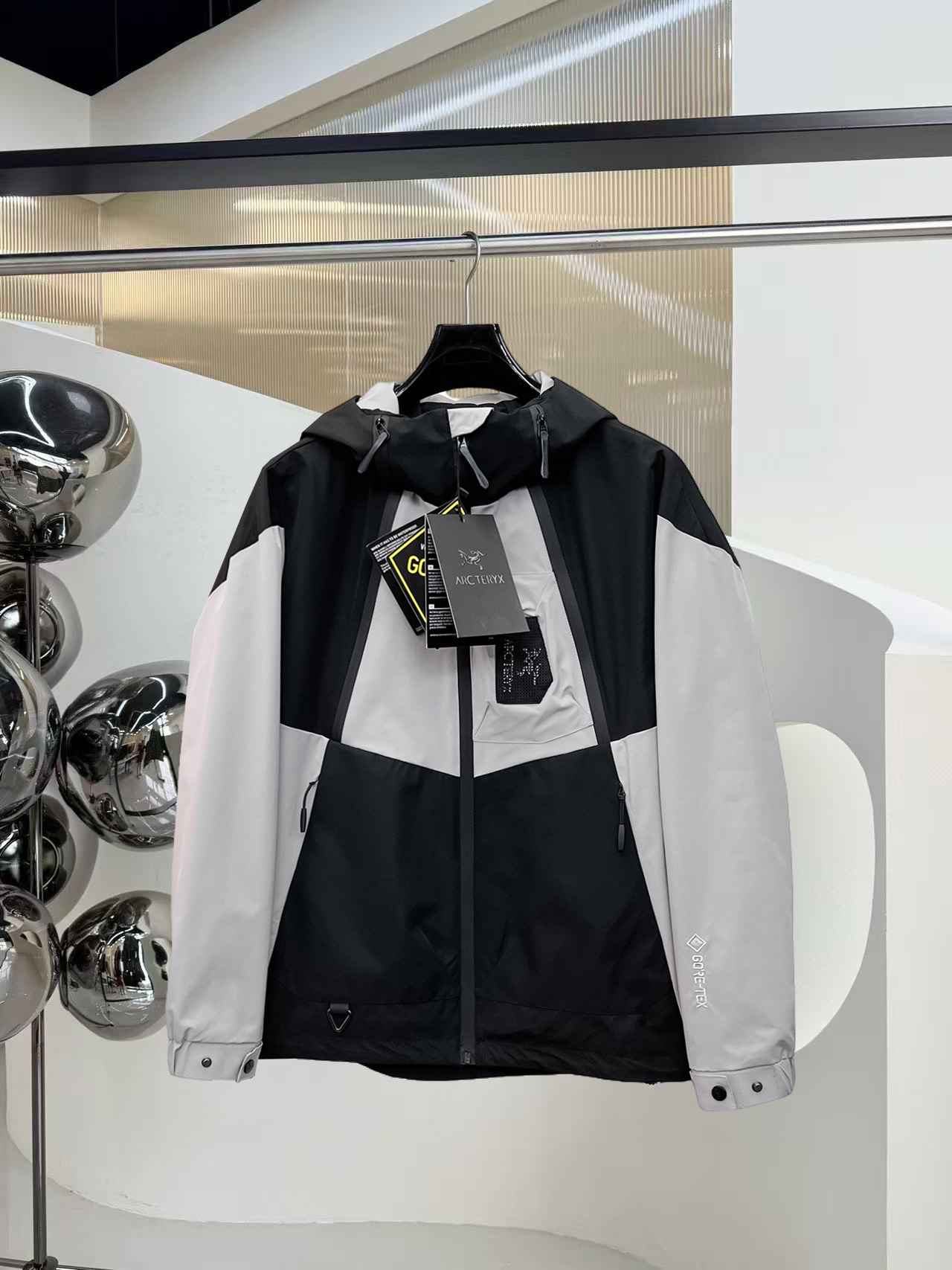 NO:523990,The same style on the official website of Archaeopteryx, complete three standards, and is released in advance. 2025ss autumn and winter new men's jacket, original single three standards, high-end version, customized counter fabric, breathable and comfortable, impeccable details, brand element design concept, reflecting high quality. The feel is delicate and soft, presents casual cut, and the upper body style is superb. Number of sizes M~3XL,,arc'teryx,jackets & coats,jackets & coats,alexander wang19860909始祖鸟官网同款,三标齐全,提前发售 2025ss秋冬新款男士夹克外套,原单三标齐全高端版本 专柜定制面料 透气舒适度高,细节无可挑剔,品牌元素设计理念,体现高品质.手感细腻柔软 呈现休闲裁剪,上身版型超赞 码数M～3XL,,arc'teryx,jackets & coats,jackets & coats,alexander wang,Men's clothing