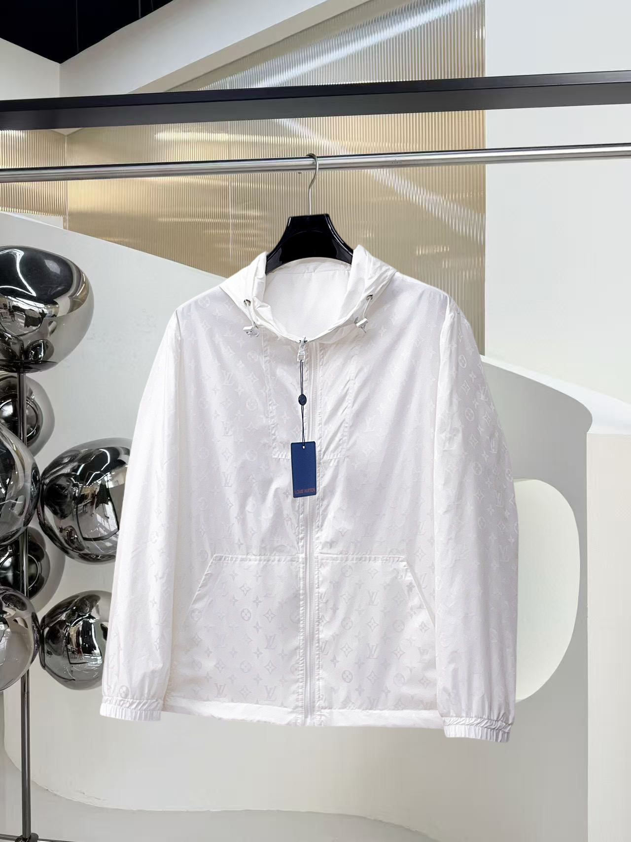 NO:523992,The same style on the official website of LV, complete three standards, and is released in advance. 2025ss autumn and winter new men's jacket, original single three standards, high-end version, counter custom fabric, breathable and comfortable, impeccable details, brand element design concept, reflecting high quality. The feel is delicate and soft, presents casual cut, and the upper body style is superb. Number of sizes M~3XL,,,louis vuitton, jackets & coats, jackets & coats, alexander wang19860909LV官网同款,三标齐全,提前发售 2025ss秋冬新款男士夹克外套,原单三标齐全高端版本 专柜定制面料 透气舒适度高,细节无可挑剔,品牌元素设计理念,体现高品质.手感细腻柔软 呈现休闲裁剪,上身版型超赞 码数M～3XL,,,louis vuitton,jackets & coats,jackets & coats,alexander wang,Men's clothing