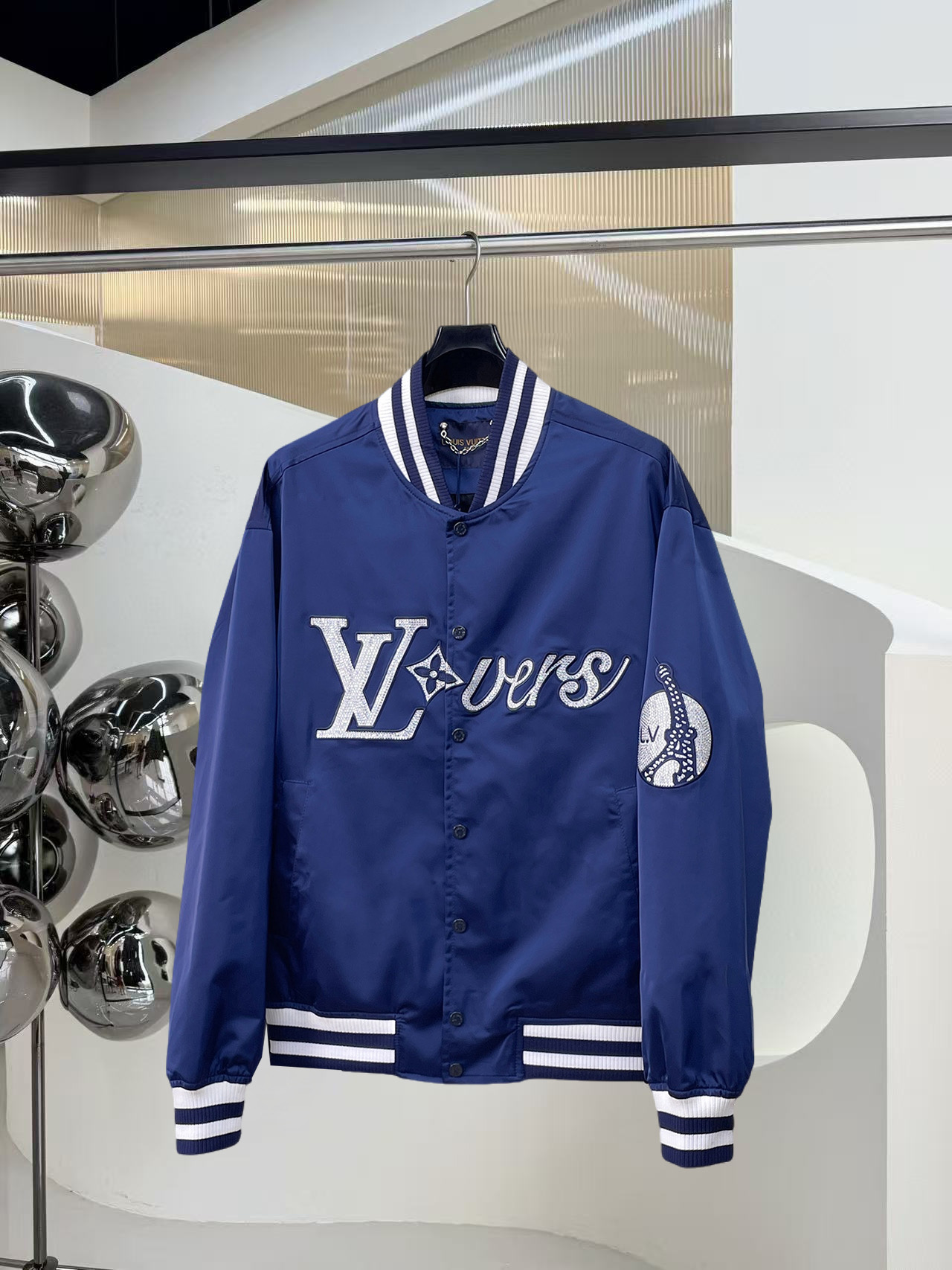 NO:523994,The same style on the official website of LV, complete three standards, and is released in advance. 2025ss autumn and winter new men's jacket, original single three standards, high-end version, customized counter fabric, breathable and comfortable, impeccable details, brand element design concept, reflecting high quality. The feel is delicate and soft, presents casual cut, and the upper body style is superb. Number of sizes M~3XL,,,louis vuitton, jackets & coats, jackets & coats, alexander wang19860909LV官网同款,三标齐全,提前发售 2025ss秋冬新款男士夹克外套,原单三标齐全高端版本 专柜定制面料 透气舒适度高,细节无可挑剔,品牌元素设计理念,体现高品质.手感细腻柔软 呈现休闲裁剪,上身版型超赞 码数M～3XL,,,louis vuitton,jackets & coats,jackets & coats,alexander wang,Men's clothing