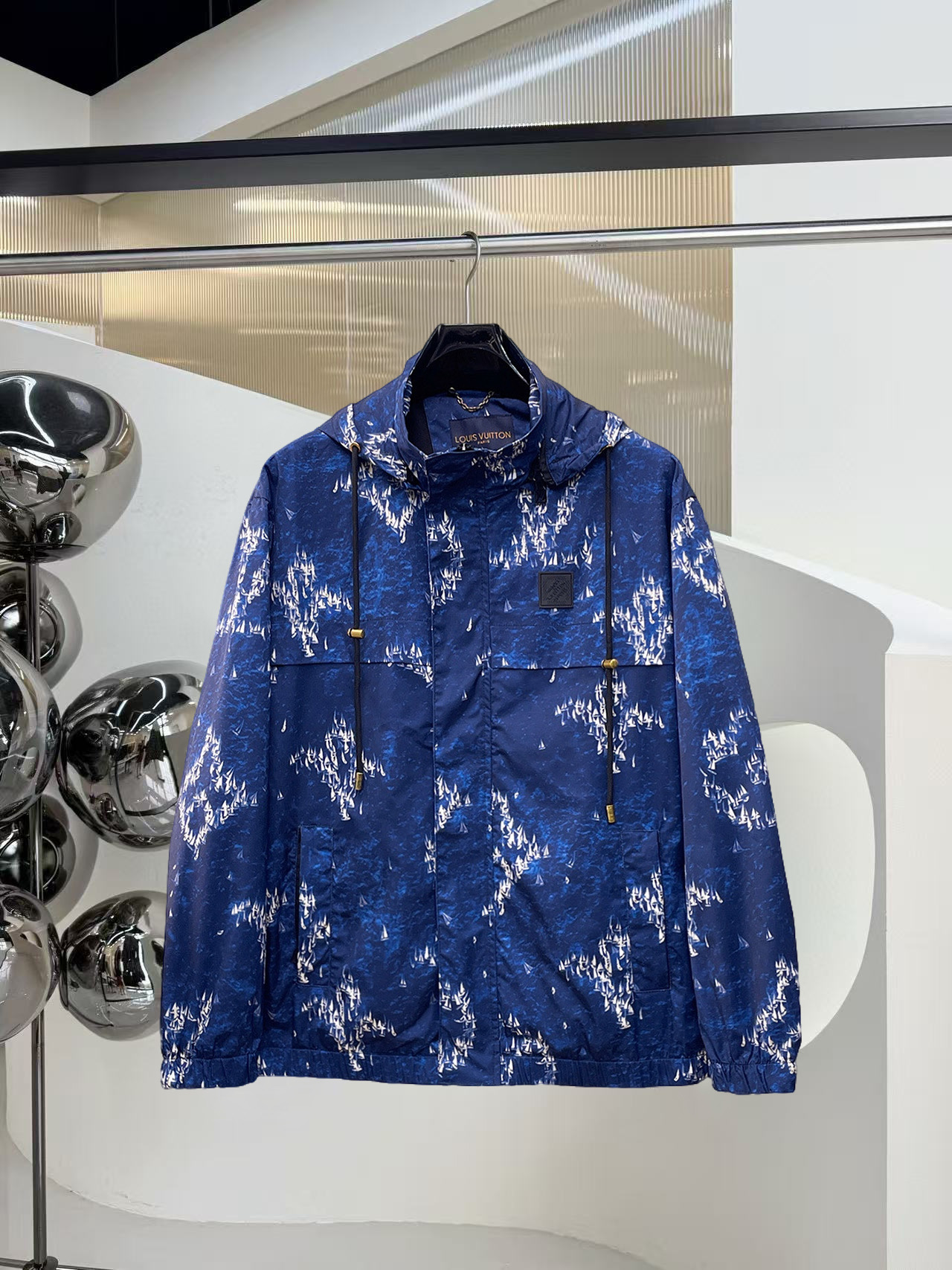 NO:523996,The same model on the official website of LV, complete three standards, and is released in advance. 2025ss autumn and winter new men's jacket, original single three standards, high-end version. Customized fabrics for counters, breathable and comfortable, impeccable details, brand elements design concept, reflecting high quality. The feel is delicate and soft, presenting casual cut, and the upper body style is superb. Number of sizes M~3XL,,,louis vuitton, jackets & coats, jackets & coats, alexander wang19860909LV 官网同款,三标齐全,提前发售 2025ss秋冬新款男士夹克外套,原单三标齐全高端版本 专柜定制面料 透气舒适度高,细节无可挑剔,品牌元素设计理念,体现高品质.手感细腻柔软 呈现休闲裁剪,上身版型超赞 码数M～3XL,,,louis vuitton,jackets & coats,jackets & coats,alexander wang,Men's clothing