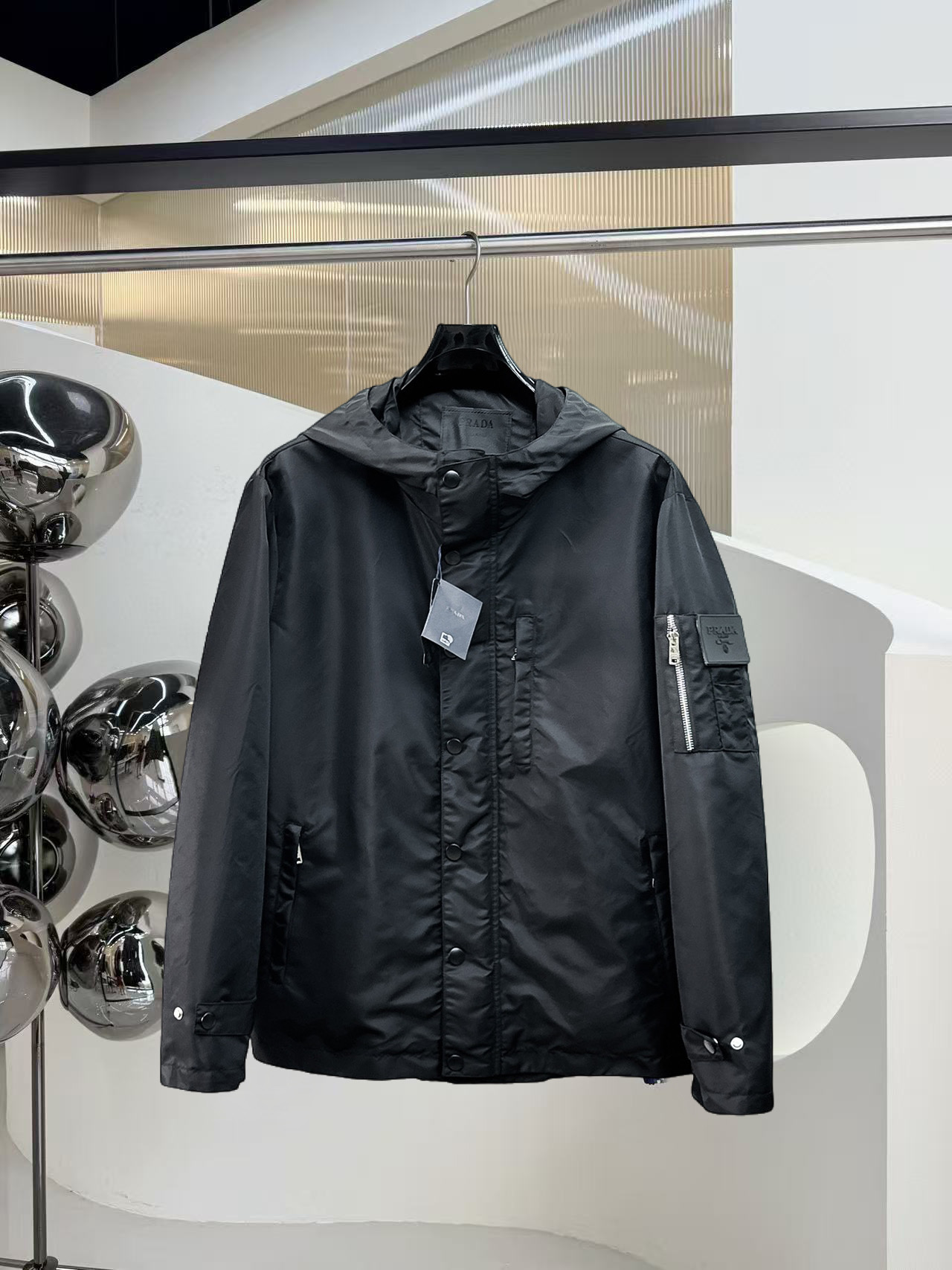 NO:524000,Prada's official website has the same style, complete three standards, and is available in advance. 2025ss autumn and winter new men's jacket, original single three standards, high-end version, customized counter fabric, breathable and comfortable, impeccable details, brand element design concept, reflecting high quality. The feel is delicate and soft, presents casual cut, and the upper body style is superb. Number of sizes M~3XL,,,prada, jackets & coats, jackets & coats, alexander wang19860909普拉达 官网同款,三标齐全,提前发售 2025ss秋冬新款男士夹克外套,原单三标齐全高端版本 专柜定制面料 透气舒适度高,细节无可挑剔,品牌元素设计理念,体现高品质.手感细腻柔软 呈现休闲裁剪,上身版型超赞 码数M～3XL,,,prada,jackets & coats,jackets & coats,alexander wang,Men's clothing