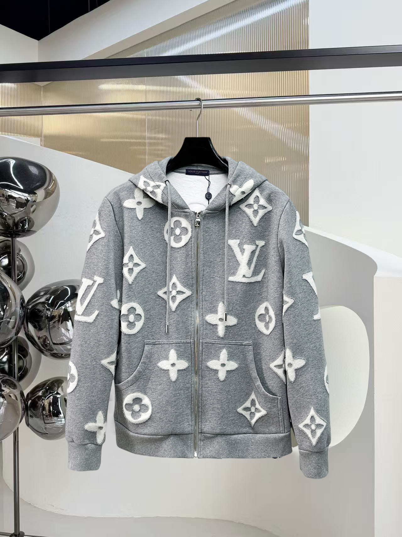 NO:524001,The same model on the official website of LV, complete three standards, and is released in advance. 2025ss autumn and winter new men's jacket, original single three standards, high-end version. Customized fabrics for counters, breathable and comfortable, impeccable details, brand elements design concept, reflecting high quality. The feel is delicate and soft, presenting casual cut, and the upper body style is superb. Number of sizes M~3XL,,,louis vuitton, jackets & coats, jackets & coats, alexander wang19860909LV 官网同款,三标齐全,提前发售 2025ss秋冬新款男士夹克外套,原单三标齐全高端版本 专柜定制面料 透气舒适度高,细节无可挑剔,品牌元素设计理念,体现高品质.手感细腻柔软 呈现休闲裁剪,上身版型超赞 码数M～3XL,,,louis vuitton,jackets & coats,jackets & coats,alexander wang,Men's clothing