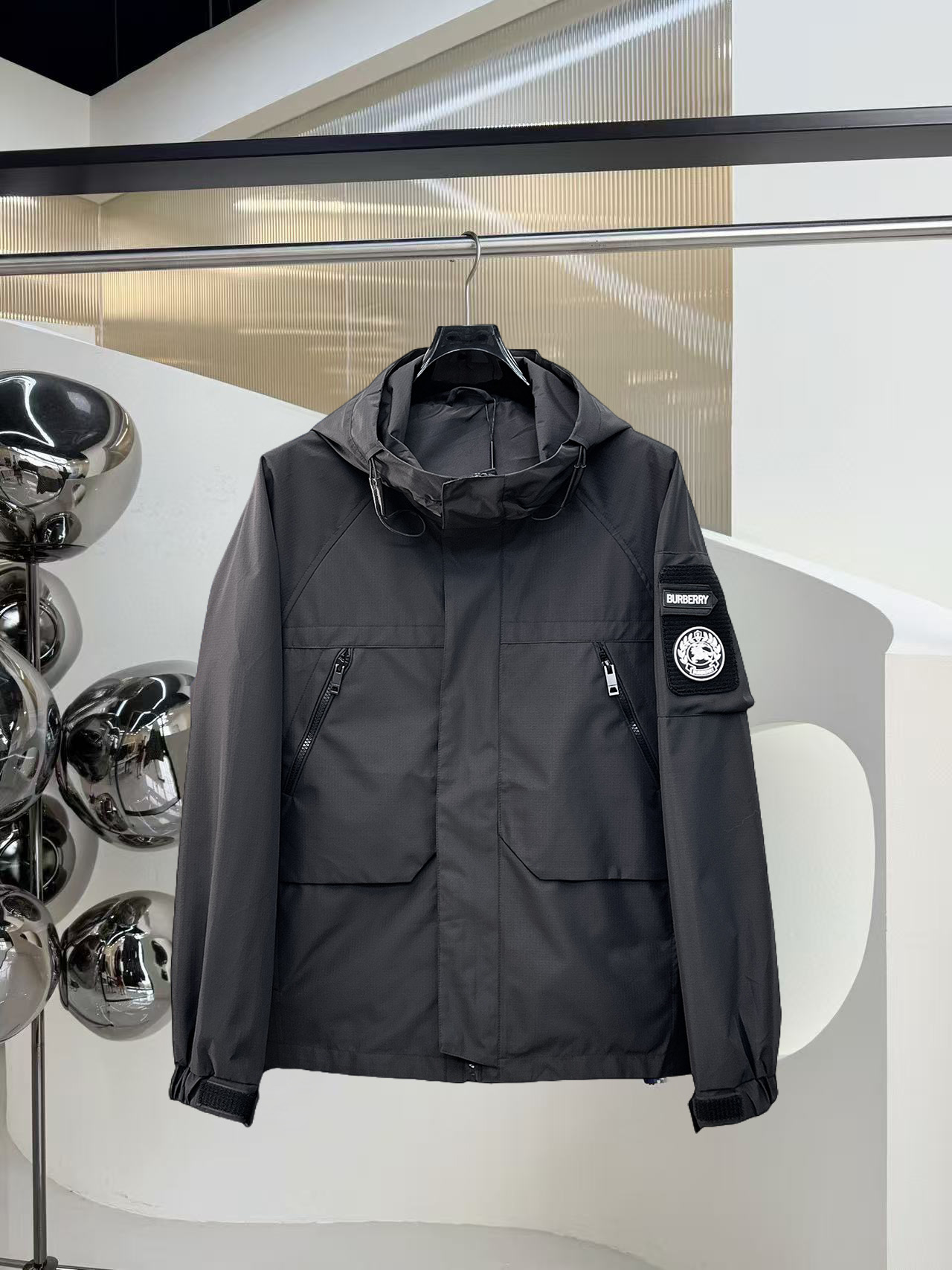 NO:524004,Burberry's official website has the same style, complete three standards, and is released in advance. 2025ss autumn and winter new men's jacket, double-sided original single three standards, high-end version, customized counter fabric, breathable and comfortable, impeccable details, brand element design concept, reflecting high quality. The feel is delicate and soft, presents casual cut, and the upper body style is superb. Number of sizes M~3XL,,,burberry, jackets & coats, jackets & coats, alexander wang19860909巴宝莉官网同款,三标齐全,提前发售 2025ss秋冬新款男士夹克外套,双面穿原单三标齐全高端版本 专柜定制面料 透气舒适度高,细节无可挑剔,品牌元素设计理念,体现高品质.手感细腻柔软 呈现休闲裁剪,上身版型超赞 码数M～3XL,,,burberry,jackets & coats,jackets & coats,alexander wang,Men's clothing