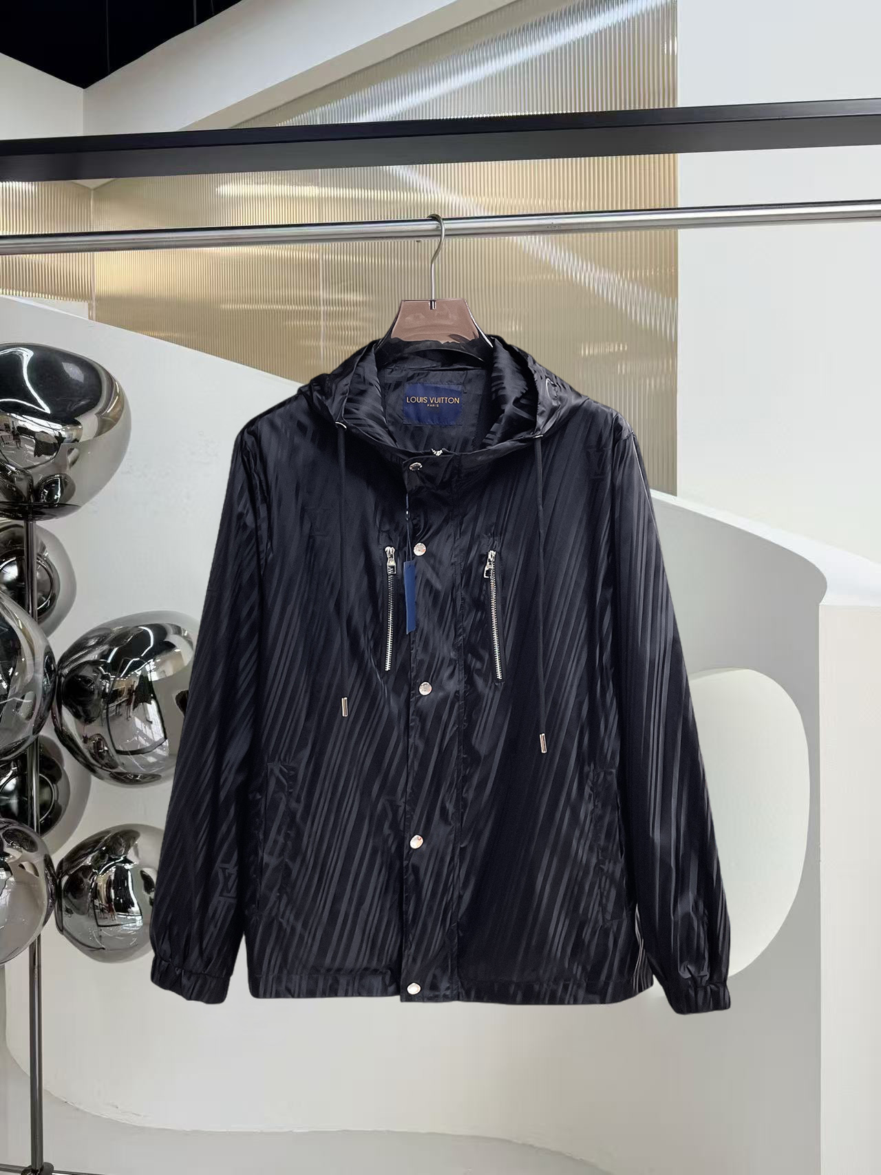 NO:524007,The same model on the official website of LV, complete three standards, and is released in advance. 2025ss autumn and winter new men's jacket, original single three standards, high-end version. Customized fabrics for counters, breathable and comfortable, impeccable details, brand elements design concept, reflecting high quality. The feel is delicate and soft, presenting casual cut, and the upper body style is superb. Number of sizes M~3XL,,,louis vuitton, jackets & coats, jackets & coats, alexander wang19860909LV 官网同款,三标齐全,提前发售 2025ss秋冬新款男士夹克外套,原单三标齐全高端版本 专柜定制面料 透气舒适度高,细节无可挑剔,品牌元素设计理念,体现高品质.手感细腻柔软 呈现休闲裁剪,上身版型超赞 码数M～3XL,,,louis vuitton,jackets & coats,jackets & coats,alexander wang,Men's clothing