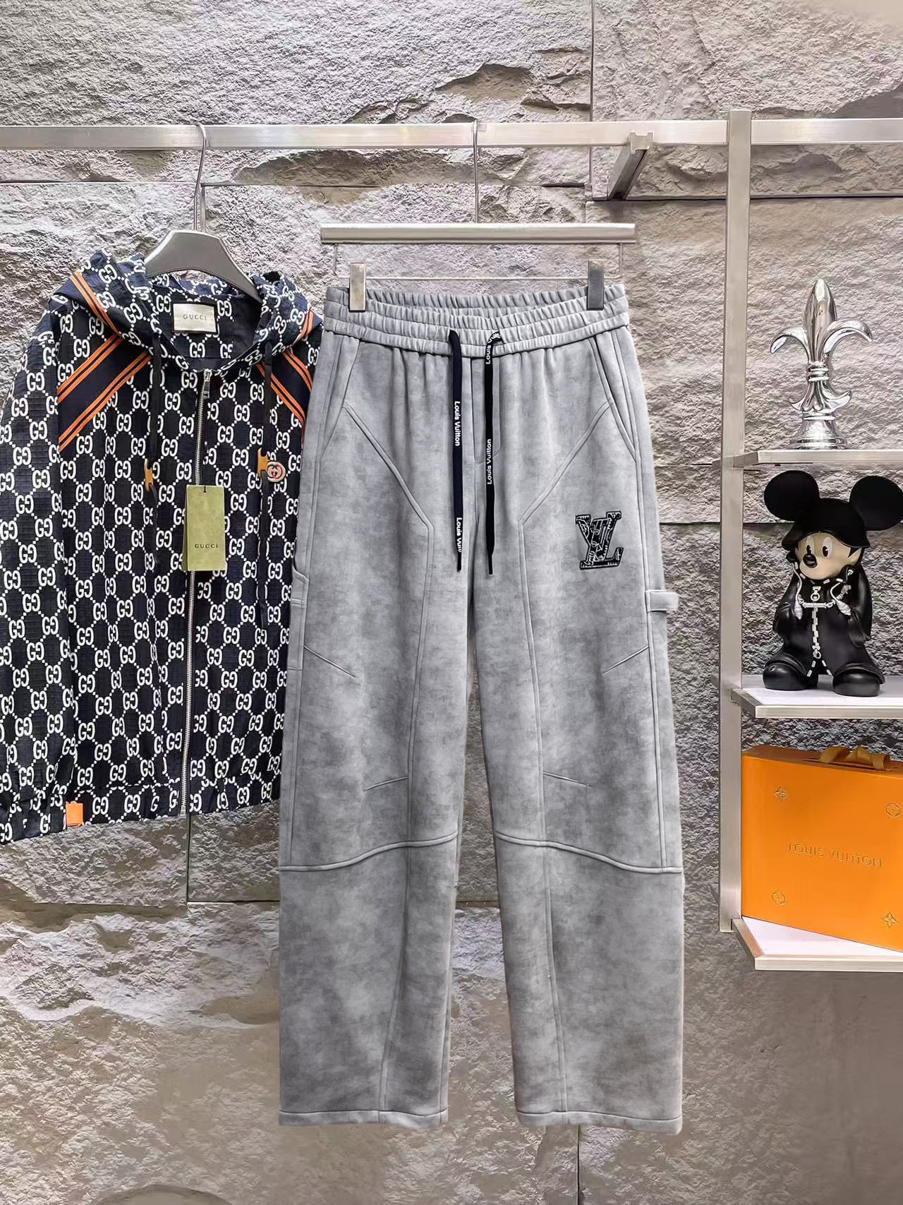 NO:525010,LV2025 autumn and winter new casual pants!  The official website is released simultaneously. The brand's classic LOGO casual pants, customized fabric, excellent comfort, strong hand touch. Extremely recognizable, perfect quality craftsmanship. Size M-3XL,,louis vuitton,alexander wang19860909LV2025秋冬新款休闲裤！官网同步发售.品牌经典LOGO休闲裤 ,定制面料,舒适度极好,手触感强烈.辨识度极高,完美品相工艺. 尺码M-3XL,,louis vuitton,alexander wang,Men's clothing