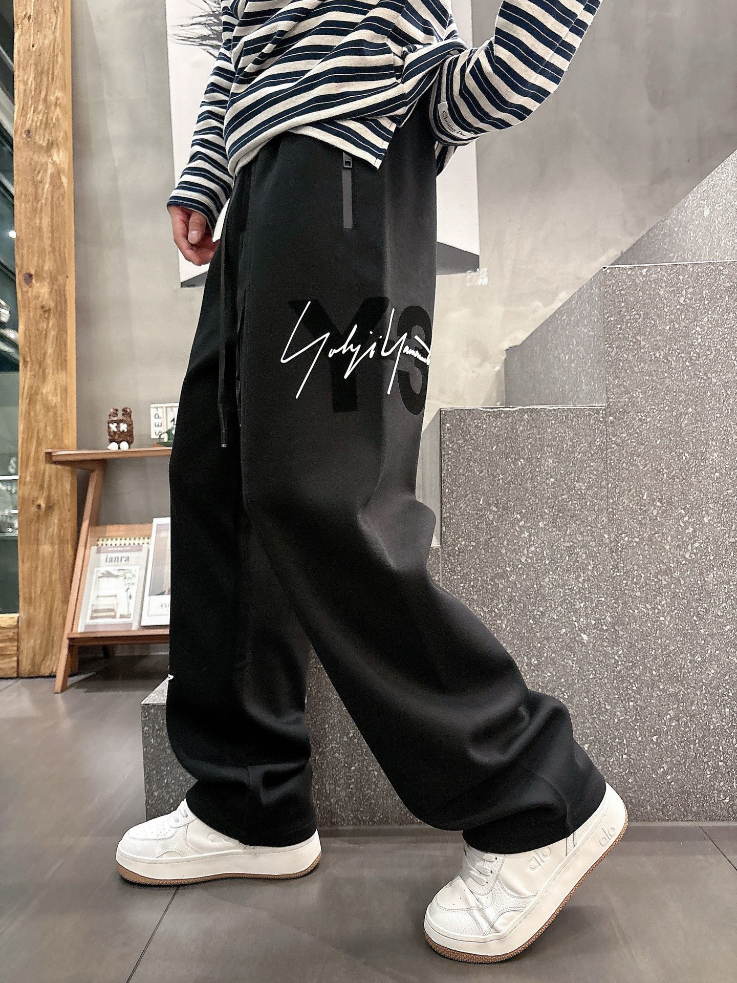 NO:612738,Y3 2025 autumn and winter new casual pants!  On sale simultaneously on the official website. Brand classic LOGO casual pants, customized fabrics, excellent comfort, strong touch. Highly recognizable, perfect appearance and craftsmanship. Sizes M-3XL,, alexander wang19860909Y3 2025秋冬新款休闲裤！官网同步发售.品牌经典LOGO休闲裤 ,定制面料,舒适度极好,手触感强烈.辨识度极高,完美品相工艺. 尺码M-3XL,,alexander wang,Men's clothing