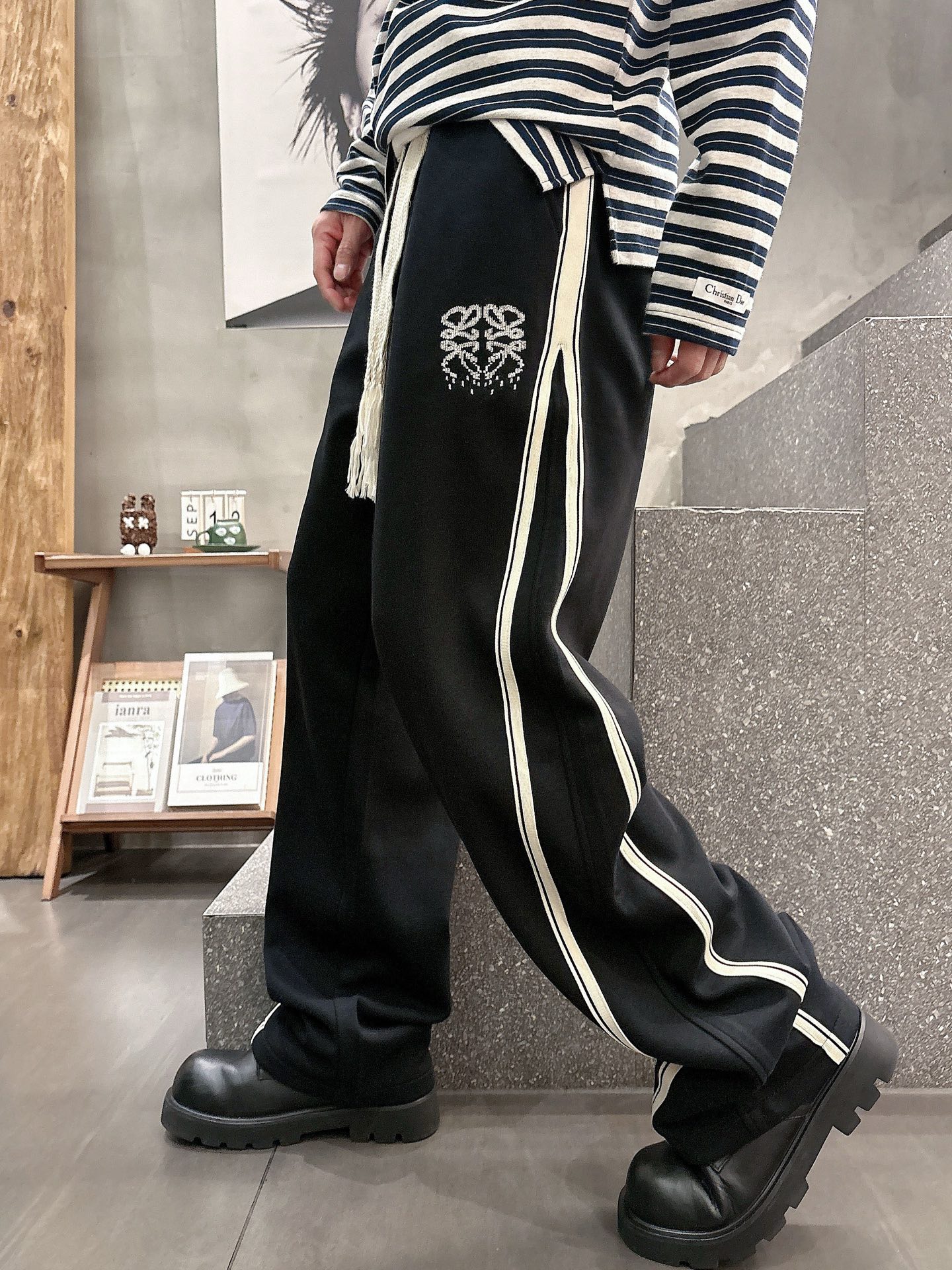 NO:612748,Loewe 2025 new autumn and winter casual pants!  On sale simultaneously on the official website. The brand's classic LOGO casual pants, customized fabrics, excellent comfort, strong touch. Highly recognizable, perfect appearance and craftsmanship. Sizes M-3XL, loewe, alexander wang19860909罗意威 2025秋冬新款休闲裤！官网同步发售.品牌经典LOGO休闲裤 ,定制面料,舒适度极好,手触感强烈.辨识度极高,完美品相工艺. 尺码M-3XL,,loewe,alexander wang,Men's clothing