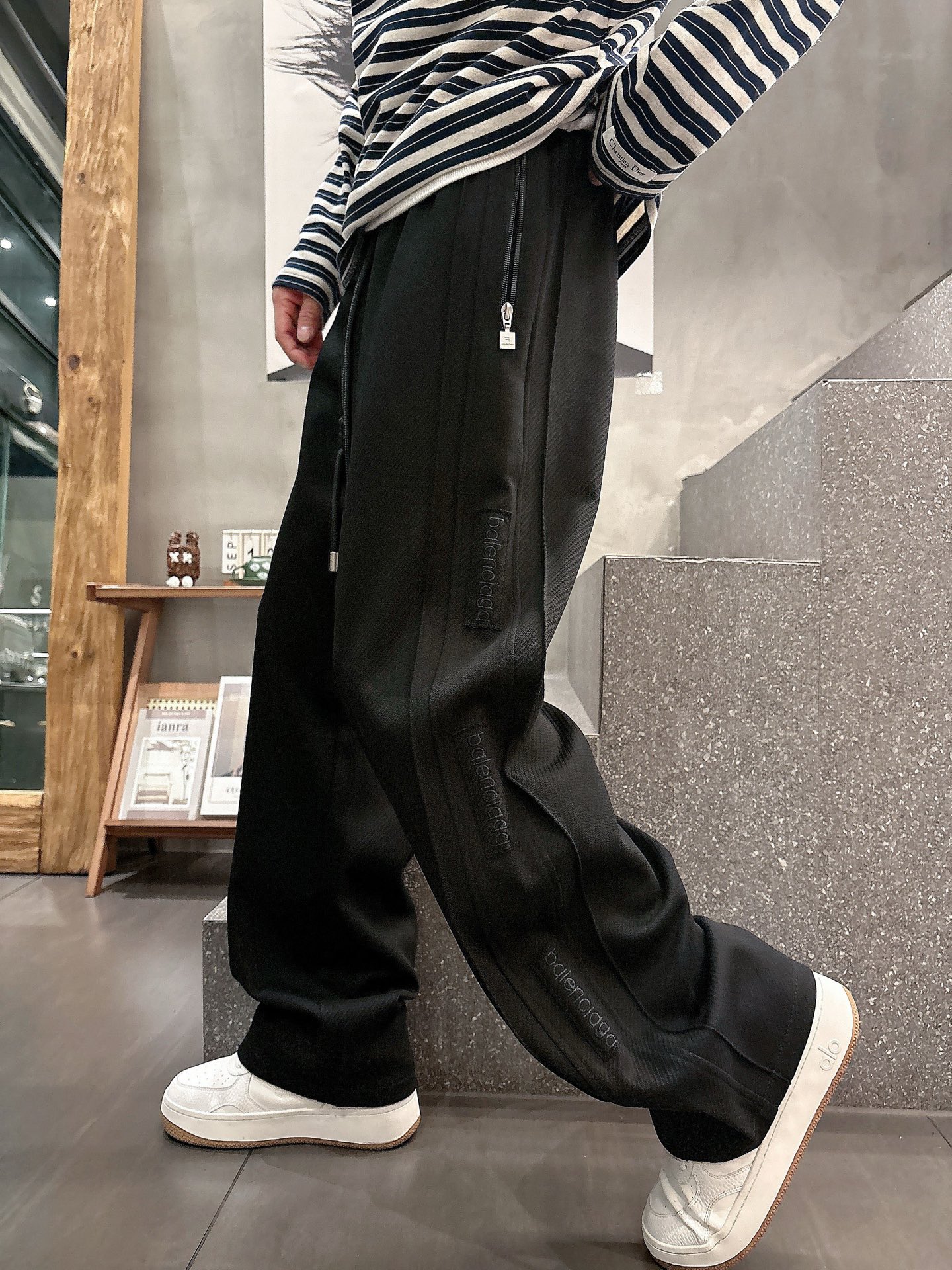 NO:612703,Balenciaga 2025 new autumn and winter casual pants!  On sale simultaneously on the official website. Brand classic LOGO casual pants, customized fabrics, excellent comfort, strong touch. Highly recognizable, perfect appearance and craftsmanship. Sizes M-3XL, balenciaga, alexander wang19860909巴黎世家 2025秋冬新款休闲裤！官网同步发售.品牌经典LOGO休闲裤 ,定制面料,舒适度极好,手触感强烈.辨识度极高,完美品相工艺. 尺码M-3XL,,balenciaga,alexander wang,Men's clothing