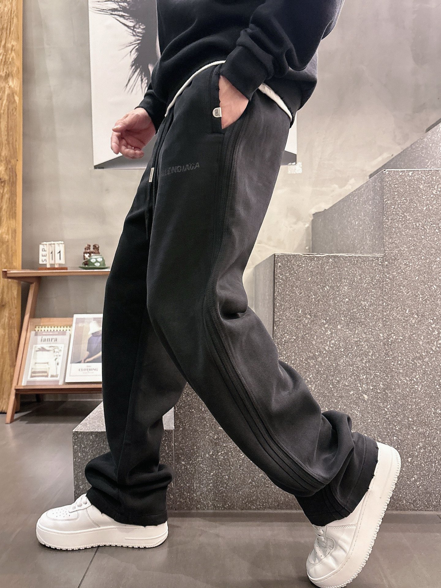 NO:612743,Balenciaga 2025 new autumn and winter casual pants!  On sale simultaneously on the official website. Brand classic LOGO casual pants, customized fabrics, excellent comfort, strong touch. Highly recognizable, perfect appearance and craftsmanship. Sizes M-3XL, balenciaga, alexander wang19860909巴黎世家 2025秋冬新款休闲裤！官网同步发售.品牌经典LOGO休闲裤 ,定制面料,舒适度极好,手触感强烈.辨识度极高,完美品相工艺. 尺码M-3XL,,balenciaga,alexander wang,Men's clothing