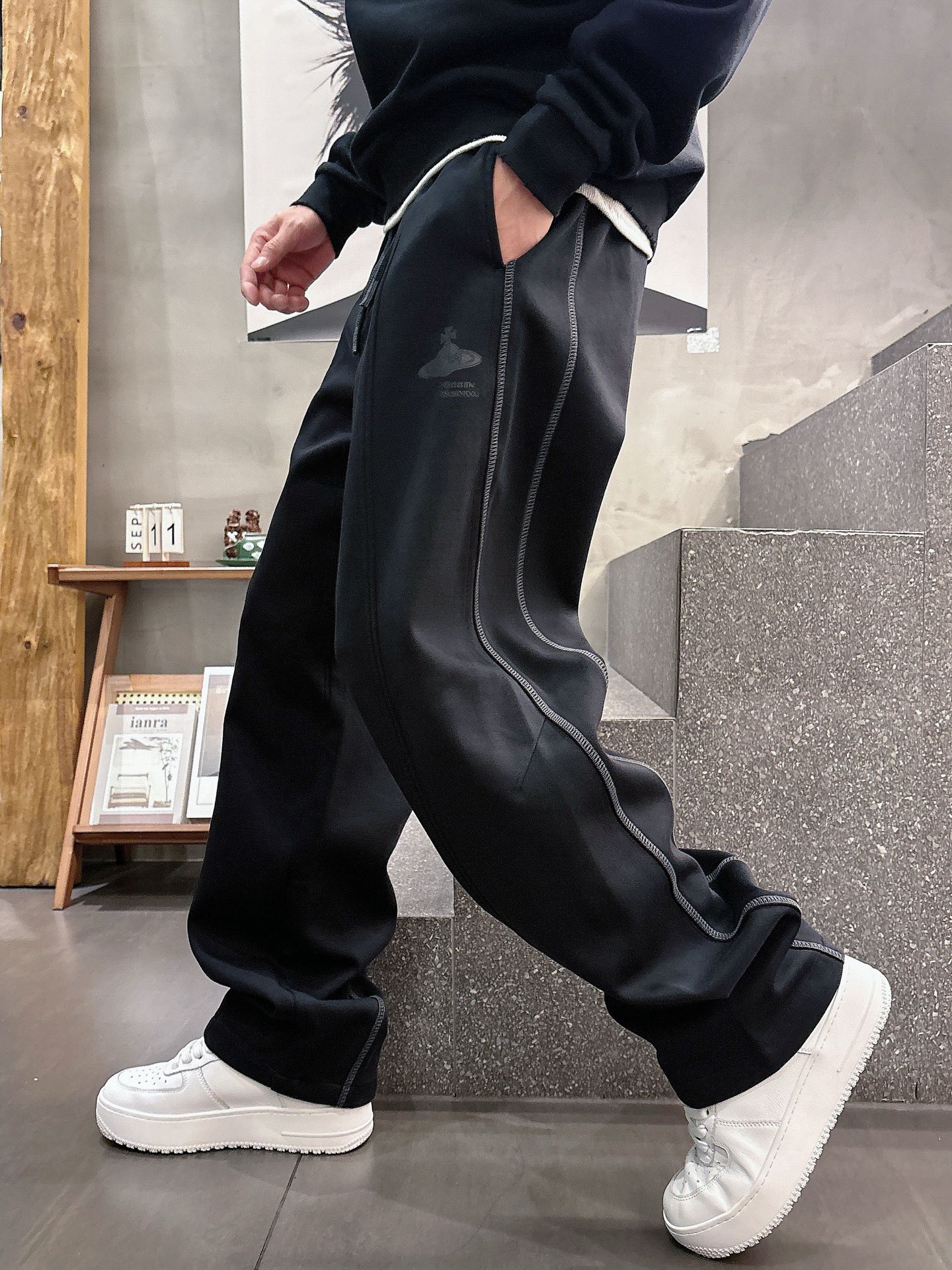 NO:612714,Queen Mother West 2025 new autumn and winter casual pants!  On sale simultaneously on the official website. Brand classic LOGO casual pants, customized fabrics, excellent comfort, strong touch. Highly recognizable, perfect appearance and craftsmanship. Sizes M-3XL,, alexander wang19860909西太后 2025秋冬新款休闲裤！官网同步发售.品牌经典LOGO休闲裤 ,定制面料,舒适度极好,手触感强烈.辨识度极高,完美品相工艺. 尺码M-3XL,,alexander wang,Men's clothing