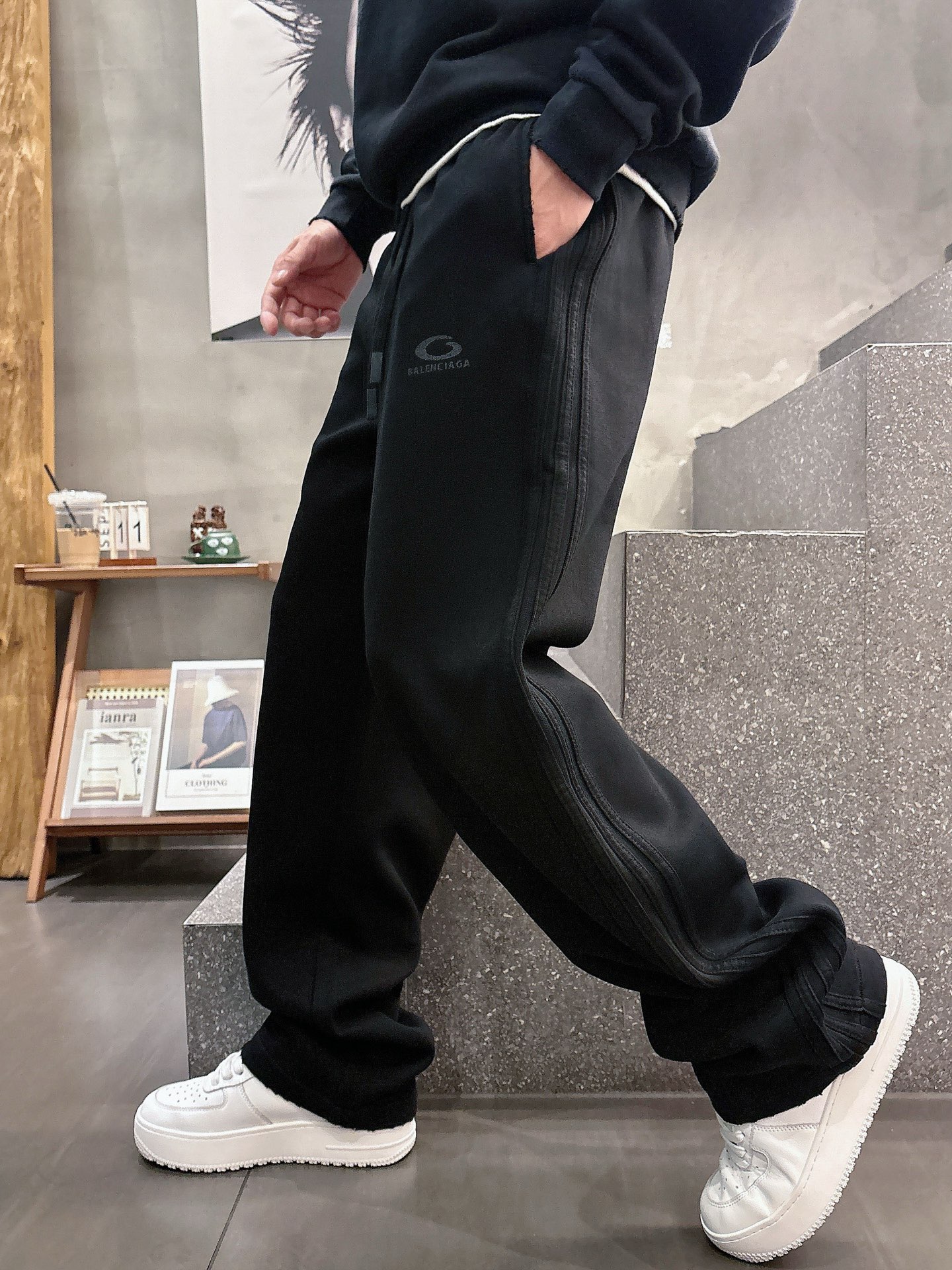 NO:612709,Balenciaga 2025 new autumn and winter casual pants!  On sale simultaneously on the official website. Brand classic LOGO casual pants, customized fabrics, excellent comfort, strong touch. Highly recognizable, perfect appearance and craftsmanship. Sizes M-3XL, balenciaga, alexander wang19860909巴黎世家 2025秋冬新款休闲裤！官网同步发售.品牌经典LOGO休闲裤 ,定制面料,舒适度极好,手触感强烈.辨识度极高,完美品相工艺. 尺码M-3XL,,balenciaga,alexander wang,Men's clothing