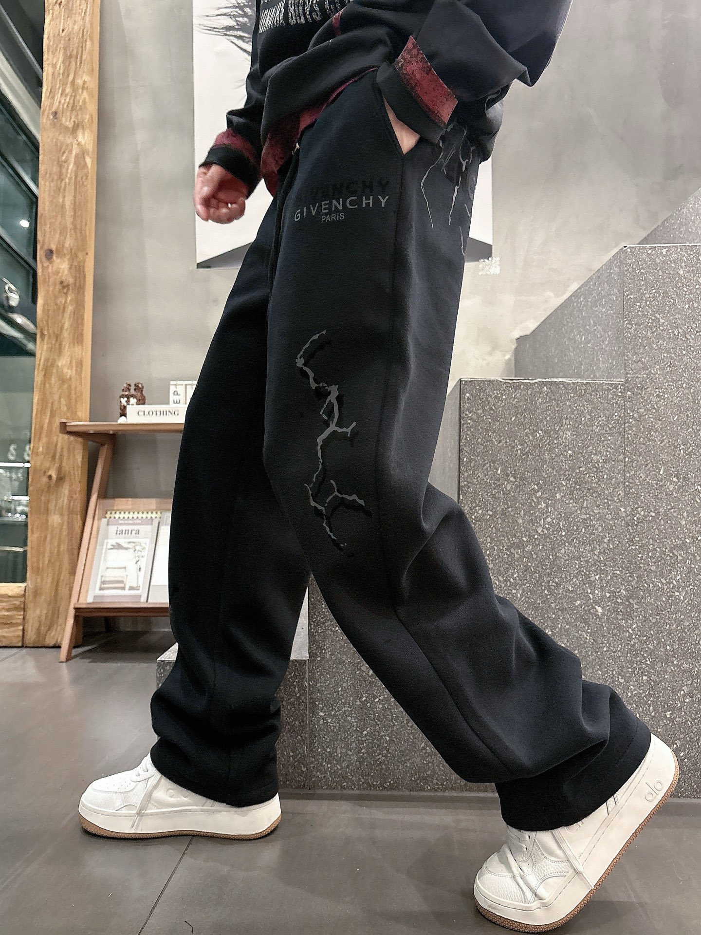 NO:612725,Givenchy 2025 new autumn and winter casual pants!  On sale simultaneously on the official website. Brand classic LOGO casual pants, customized fabrics, excellent comfort, strong touch. Highly recognizable, perfect appearance and craftsmanship. Sizes M-3XL, givenchy, alexander wang19860909纪梵希 2025秋冬新款休闲裤！官网同步发售.品牌经典LOGO休闲裤 ,定制面料,舒适度极好,手触感强烈.辨识度极高,完美品相工艺. 尺码M-3XL,,givenchy,alexander wang,Men's clothing