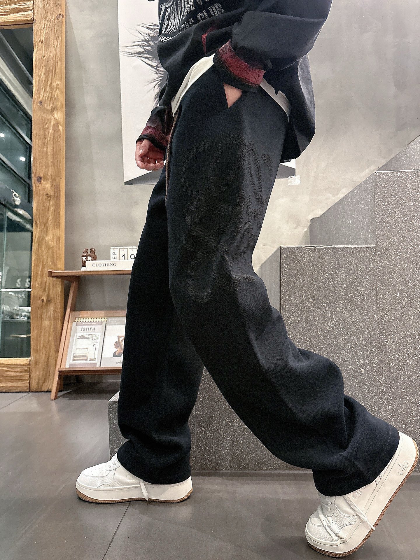 NO:612735,Loewe 2025 new autumn and winter casual pants!  On sale simultaneously on the official website. The brand's classic LOGO casual pants, customized fabrics, excellent comfort, strong touch. Highly recognizable, perfect appearance and craftsmanship. Sizes M-3XL, loewe, alexander wang19860909罗意威 2025秋冬新款休闲裤！官网同步发售.品牌经典LOGO休闲裤 ,定制面料,舒适度极好,手触感强烈.辨识度极高,完美品相工艺. 尺码M-3XL,,loewe,alexander wang,Men's clothing