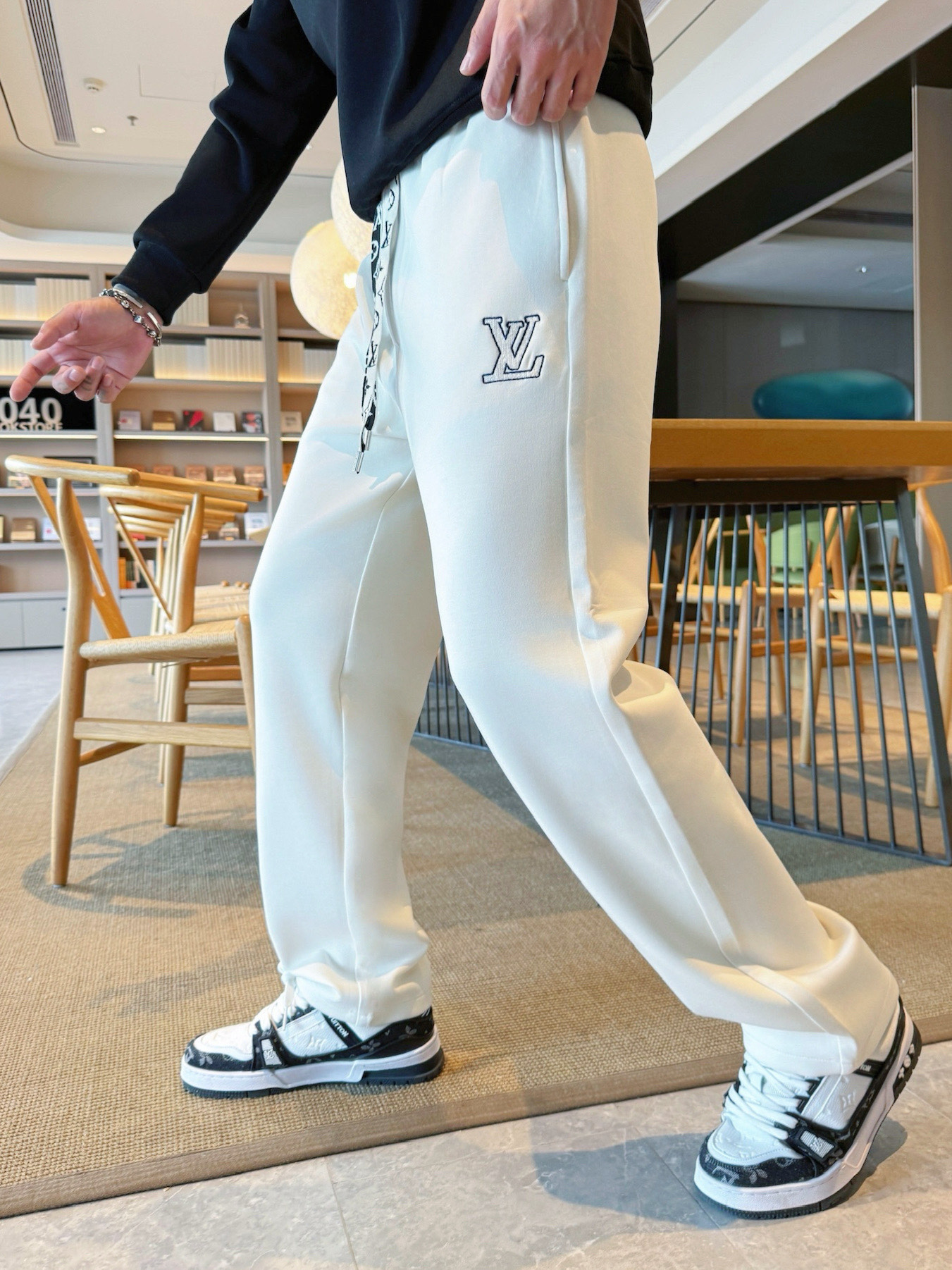 NO:609613,LV top products 2025 autumn and winter new casual pants!  On sale simultaneously on the official website. The brand's classic LOGO casual pants, customized fabrics, extremely comfortable, strong touch. Highly recognizable, perfect appearance and craftsmanship. Sizes M-3XL, louis vuitton, alexander wang19860909LV顶级货品 2025秋冬新款休闲裤！官网同步发售.品牌经典LOGO休闲裤 ,定制面料,舒适度极好,手触感强烈.辨识度极高,完美品相工艺. 尺码M-3XL,,louis vuitton,alexander wang,Men's clothing