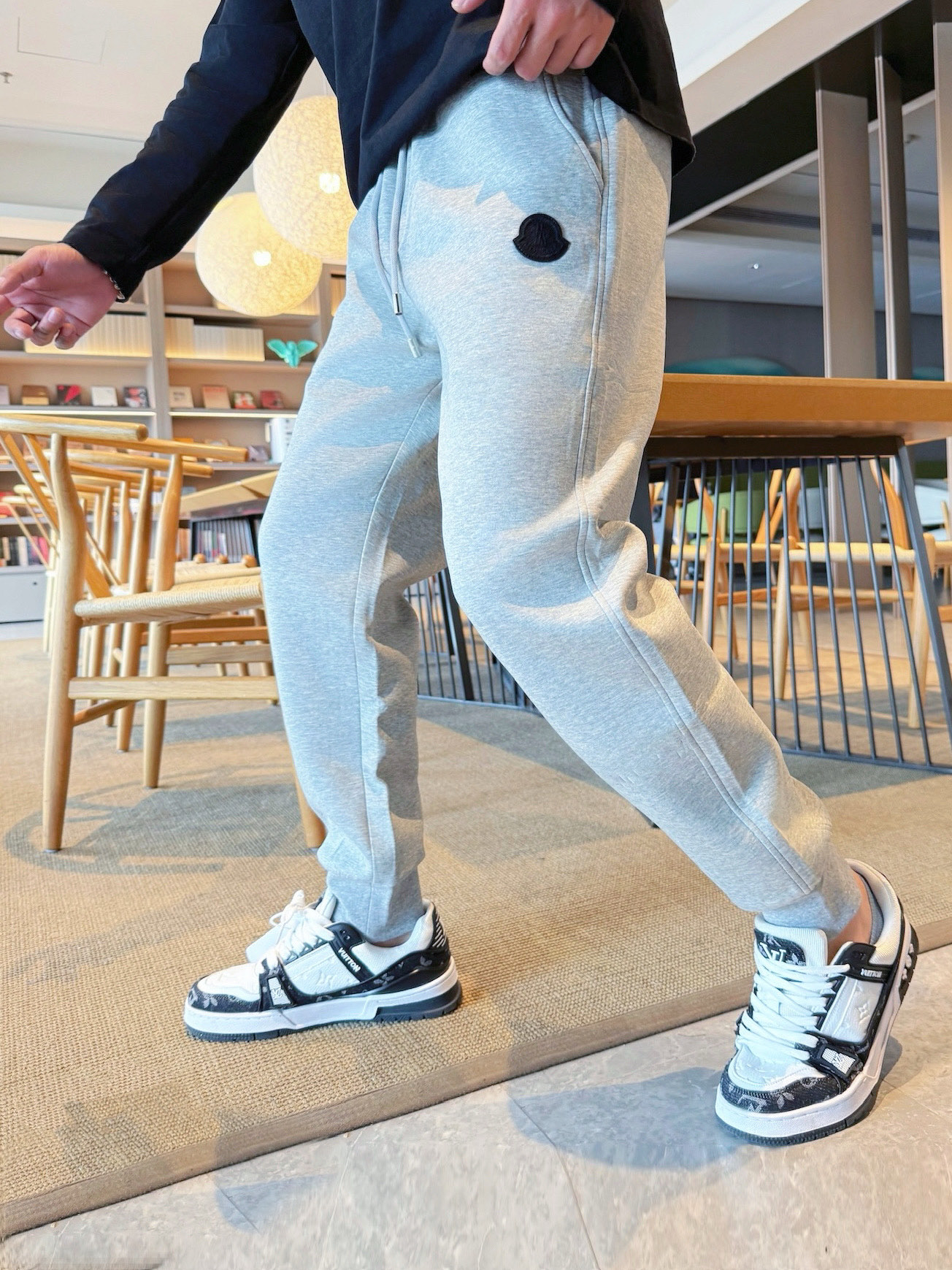 NO:609641,Top quality products for menstrual mouth, 2025 new autumn and winter casual pants!  On sale simultaneously on the official website. Brand classic LOGO casual pants, customized fabrics, extremely comfortable, strong touch. Highly recognizable, perfect appearance and craftsmanship. Sizes M-3XL, Moncler, alexander wang19860909蒙口顶级货品 2025秋冬新款休闲裤！官网同步发售.品牌经典LOGO休闲裤 ,定制面料,舒适度极好,手触感强烈.辨识度极高,完美品相工艺. 尺码M-3XL,,Moncler,alexander wang,Men's clothing