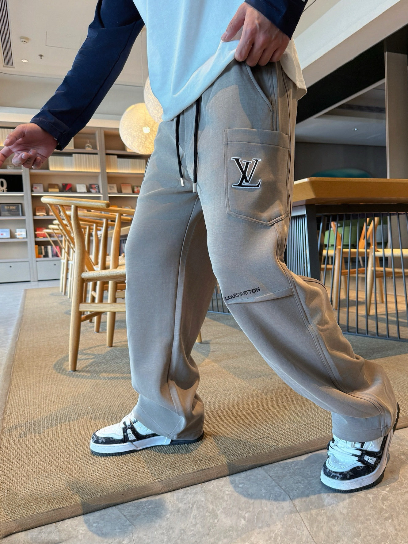 NO:609730,LV top products 2025 autumn and winter new casual pants!  On sale simultaneously on the official website. The brand's classic LOGO casual pants, customized fabrics, extremely comfortable, strong touch. Highly recognizable, perfect appearance and craftsmanship. Sizes M-3XL, louis vuitton, alexander wang19860909LV顶级货品 2025秋冬新款休闲裤！官网同步发售.品牌经典LOGO休闲裤 ,定制面料,舒适度极好,手触感强烈.辨识度极高,完美品相工艺. 尺码M-3XL,,louis vuitton,alexander wang,Men's clothing