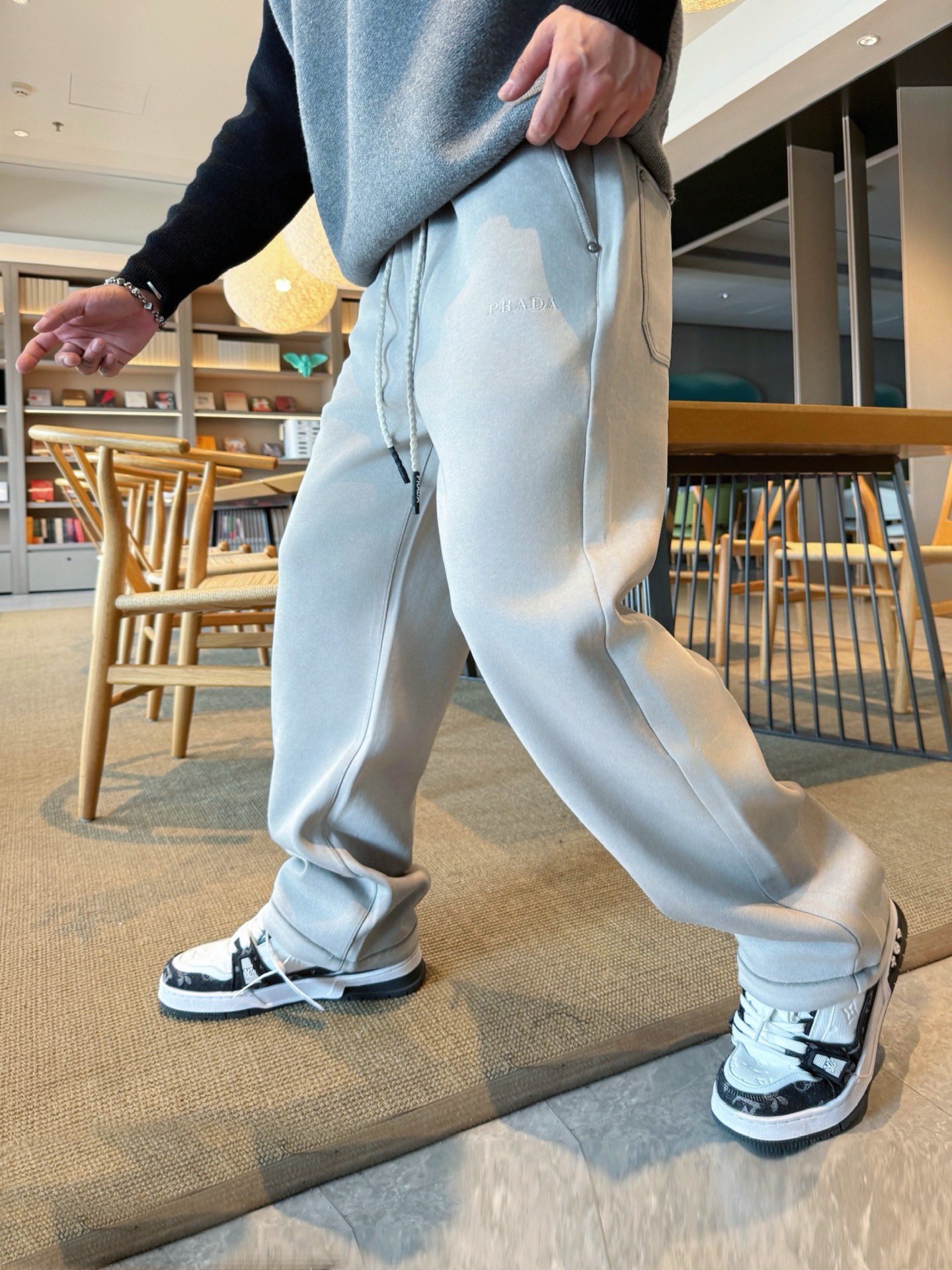 NO:609675,Prada top products 2025 autumn and winter new casual pants!  On sale simultaneously on the official website. Brand classic LOGO casual pants, customized fabrics, excellent comfort, strong touch. Highly recognizable, perfect appearance and craftsmanship. Sizes M-3XL, prada, alexander wang19860909普拉达 顶级货品 2025秋冬新款休闲裤！官网同步发售.品牌经典LOGO休闲裤 ,定制面料,舒适度极好,手触感强烈.辨识度极高,完美品相工艺. 尺码M-3XL,,prada,alexander wang,Men's clothing