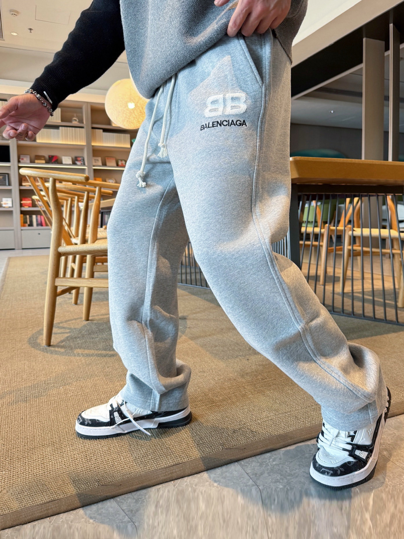 NO:609720,Balenciaga top product 2025 autumn and winter new casual pants!  On sale simultaneously on the official website. Brand classic LOGO casual pants, customized fabrics, excellent comfort, strong touch. Highly recognizable, perfect appearance and craftsmanship. Sizes M-3XL, balenciaga, alexander wang19860909巴黎世家 顶级货品 2025秋冬新款休闲裤！官网同步发售.品牌经典LOGO休闲裤 ,定制面料,舒适度极好,手触感强烈.辨识度极高,完美品相工艺. 尺码M-3XL,,balenciaga,alexander wang,Men's clothing