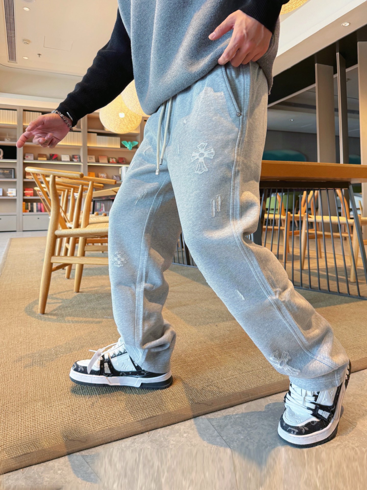 NO:609631,Croxin's top product 2025 autumn and winter new casual pants!  On sale simultaneously on the official website. Brand classic LOGO casual pants, customized fabrics, extremely comfortable, strong touch. Highly recognizable, perfect appearance and craftsmanship. Sizes M-3XL, chrome hearts, alexander wang19860909克罗心顶级货品 2025秋冬新款休闲裤！官网同步发售.品牌经典LOGO休闲裤 ,定制面料,舒适度极好,手触感强烈.辨识度极高,完美品相工艺. 尺码M-3XL,,chrome hearts,alexander wang,Men's clothing