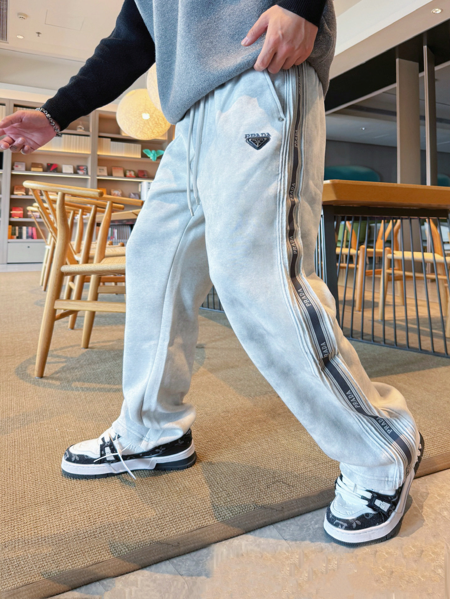 NO:609632,Prada top products 2025 autumn and winter new casual pants!  On sale simultaneously on the official website. Brand classic LOGO casual pants, customized fabrics, excellent comfort, strong touch. Highly recognizable, perfect appearance and craftsmanship. Sizes M-3XL, prada, alexander wang19860909普拉达 顶级货品 2025秋冬新款休闲裤！官网同步发售.品牌经典LOGO休闲裤 ,定制面料,舒适度极好,手触感强烈.辨识度极高,完美品相工艺. 尺码M-3XL,,prada,alexander wang,Men's clothing