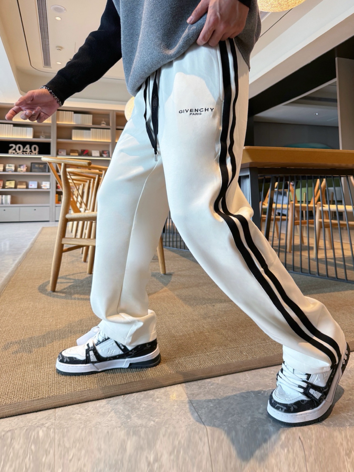 NO:609707,Givenchy's top products 2025 autumn and winter new casual pants!  On sale simultaneously on the official website. Brand classic LOGO casual pants, customized fabrics, excellent comfort, strong touch. Highly recognizable, perfect appearance and craftsmanship. Sizes M-3XL, givenchy, alexander wang19860909纪梵希顶级货品 2025秋冬新款休闲裤！官网同步发售.品牌经典LOGO休闲裤 ,定制面料,舒适度极好,手触感强烈.辨识度极高,完美品相工艺. 尺码M-3XL,,givenchy,alexander wang,Men's clothing