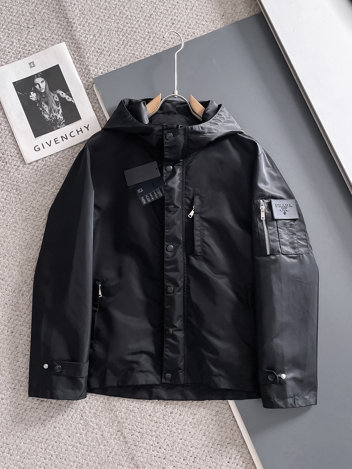 NO:734313,Prada official website, same style, complete with three labels, sold in advance. 2026 new spring men's jackets, complete with three labels, high-end version. Custom-made fabrics at the counter. Highly breathable and comfortable, impeccable details, brand element design concept, reflecting high quality. Delicate and soft feel. Casual tailoring, awesome upper body size. M～3XL,,,prada,jackets & coats,jackets & coats,19860909普拉达 官网同款,三标齐全,提前发售 2026春季新款男士夹克外套,原单三标齐全高端版本 专柜定制面料 透气舒适度高,细节无可挑剔,品牌元素设计理念,体现高品质.手感细腻柔软 呈现休闲裁剪,上身版型超赞 码数M～3XL,,,prada,jackets & coats,jackets & coats,,Men's clothing