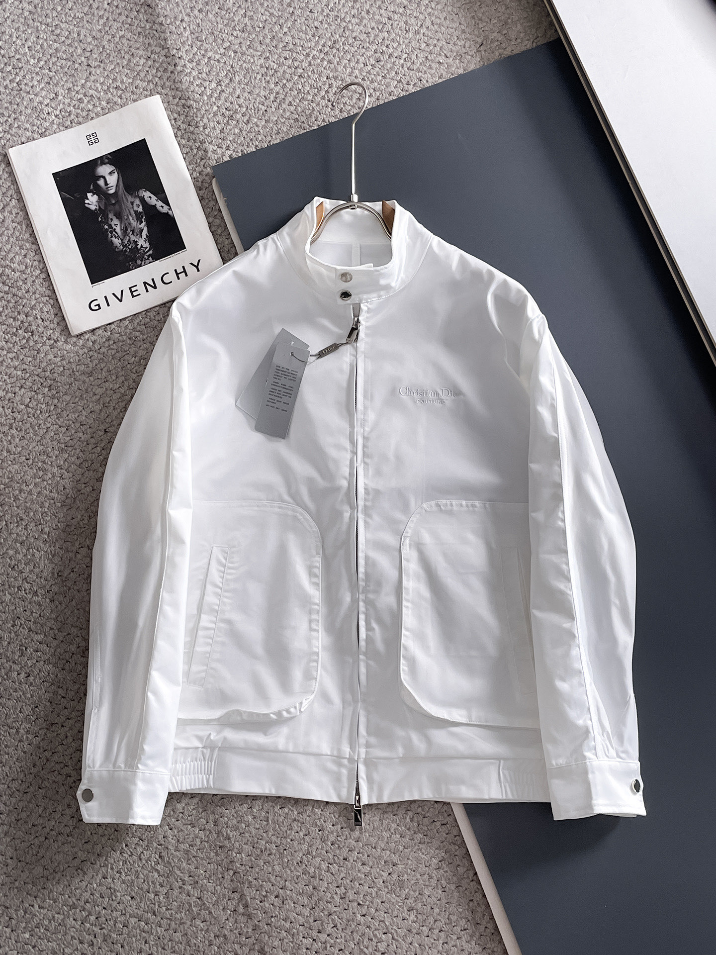 NO:734188,Same style as Dior's official website, complete with three labels, on sale in advance. 2026 new spring men's jackets, complete with three labels, high-end version. Custom-made fabrics at the counter. Highly breathable and comfortable, impeccable details, brand element design concept, reflecting high quality. Delicate and soft feel. Casual tailoring, excellent upper body size. Size M～3XL,,,dior,jackets & coats,jackets & coats,19860909迪奥 官网同款,三标齐全,提前发售 2026春季新款男士夹克外套,原单三标齐全高端版本 专柜定制面料 透气舒适度高,细节无可挑剔,品牌元素设计理念,体现高品质.手感细腻柔软 呈现休闲裁剪,上身版型超赞 码数M～3XL,,,dior,jackets & coats,jackets & coats,,Men's clothing