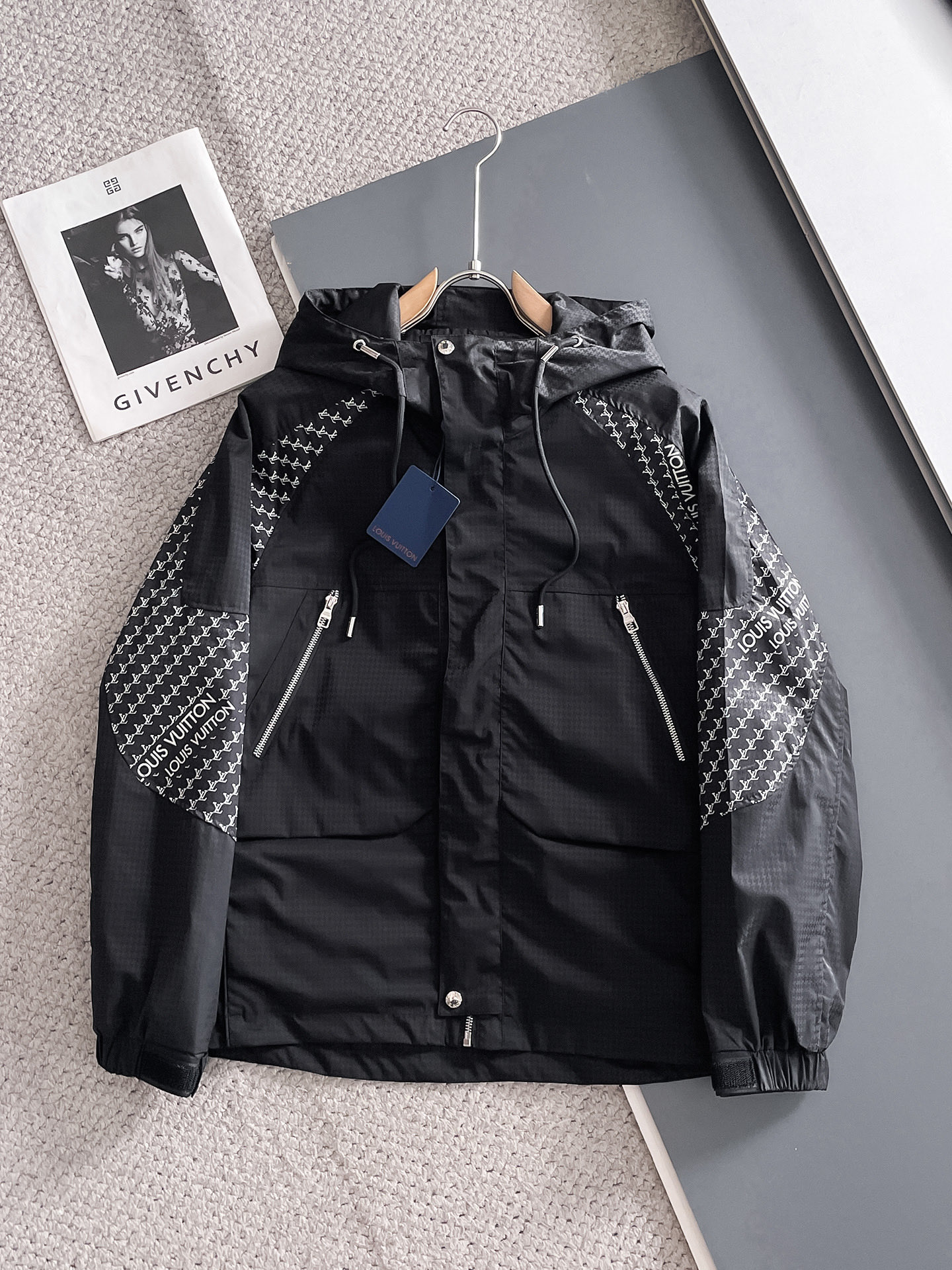 NO:734214,Same style as LV official website, complete with three labels, sold in advance. 2026 spring new men's jacket, complete with three labels, high-end version. Custom-made fabrics at the counter. Highly breathable and comfortable, impeccable details, brand element design concept, reflecting high quality. Delicate and soft feel. Casual tailoring, awesome upper body size. M～3XL,,,,louis vuitton,jackets & coats,jackets & coats,19860909LV 官网同款,三标齐全,提前发售 2026春季新款男士夹克外套,原单三标齐全高端版本 专柜定制面料 透气舒适度高,细节无可挑剔,品牌元素设计理念,体现高品质.手感细腻柔软 呈现休闲裁剪,上身版型超赞 码数M～3XL,,,louis vuitton,jackets & coats,jackets & coats,,Men's clothing