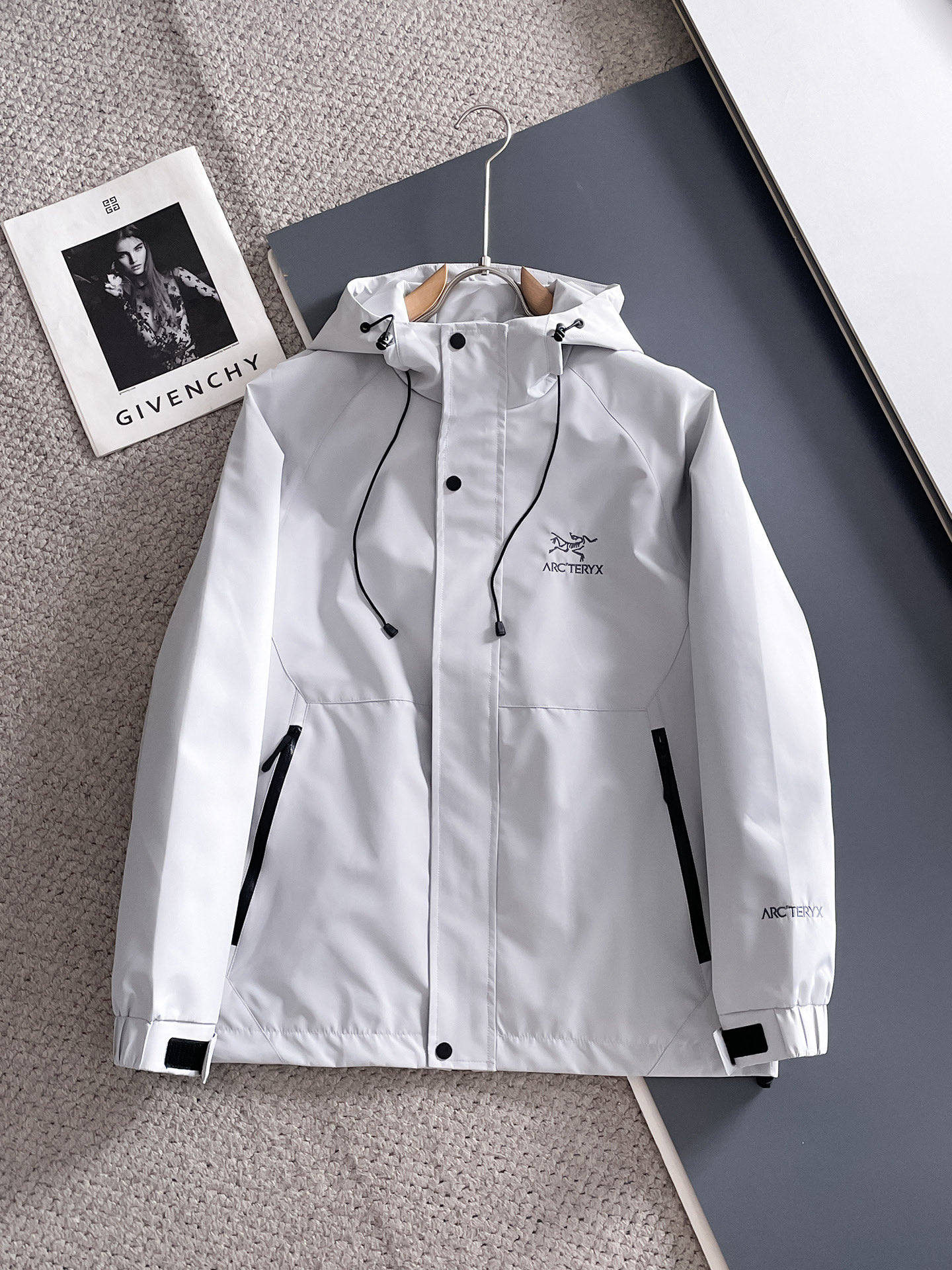 NO:734192,Arc'teryx official website of the same model, complete with three labels, on sale in advance. 2026 spring new men's jacket, complete with three labels, high-end version. Custom-made fabrics at the counter. Highly breathable and comfortable, impeccable details, brand element design concept, reflecting high quality. Delicate and soft feel. Casual tailoring, awesome upper body size. M～3XL,,arc'teryx,jackets & coats,jackets & coats,19860909始祖鸟 官网同款,三标齐全,提前发售 2026春季新款男士夹克外套,原单三标齐全高端版本 专柜定制面料 透气舒适度高,细节无可挑剔,品牌元素设计理念,体现高品质.手感细腻柔软 呈现休闲裁剪,上身版型超赞 码数M～3XL,,arc'teryx,jackets & coats,jackets & coats,,Men's clothing