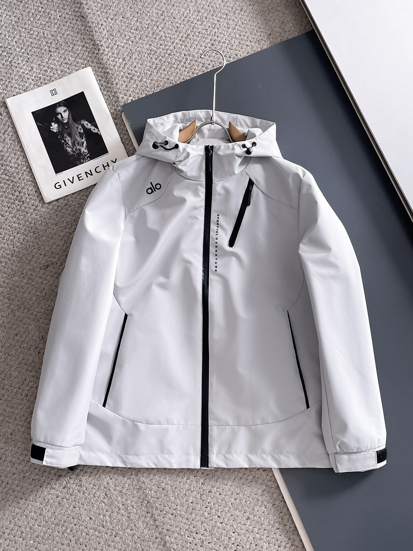 NO:734195,The same style as the alo official website, complete with three labels, on sale in advance. 2026 spring new men's jacket, complete with three labels, high-end version. Custom-made fabrics at the counter. Highly breathable and comfortable, impeccable details, brand element design concept, reflecting high quality. It feels delicate and soft. It presents casual tailoring and the upper body shape is great. Size M～3XL,,,jackets & coats,jackets & coats,19860909alo 官网同款,三标齐全,提前发售 2026春季新款男士夹克外套,原单三标齐全高端版本 专柜定制面料 透气舒适度高,细节无可挑剔,品牌元素设计理念,体现高品质.手感细腻柔软 呈现休闲裁剪,上身版型超赞 码数M～3XL,,,jackets & coats,jackets & coats,,Men's clothing